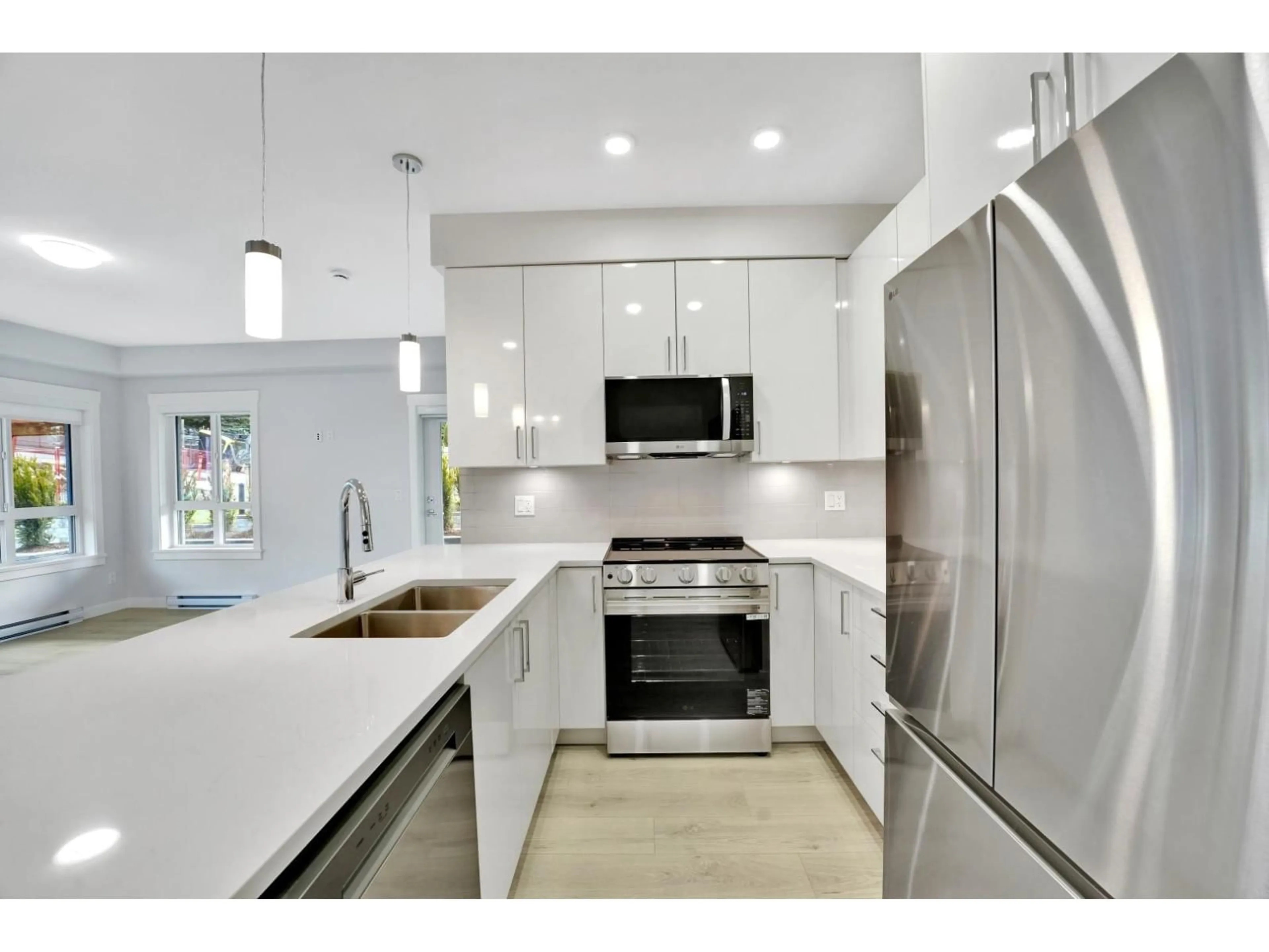 Contemporary kitchen, ceramic/tile floor for 117 - 33886 PINE STREET, Abbotsford British Columbia V2S0N9