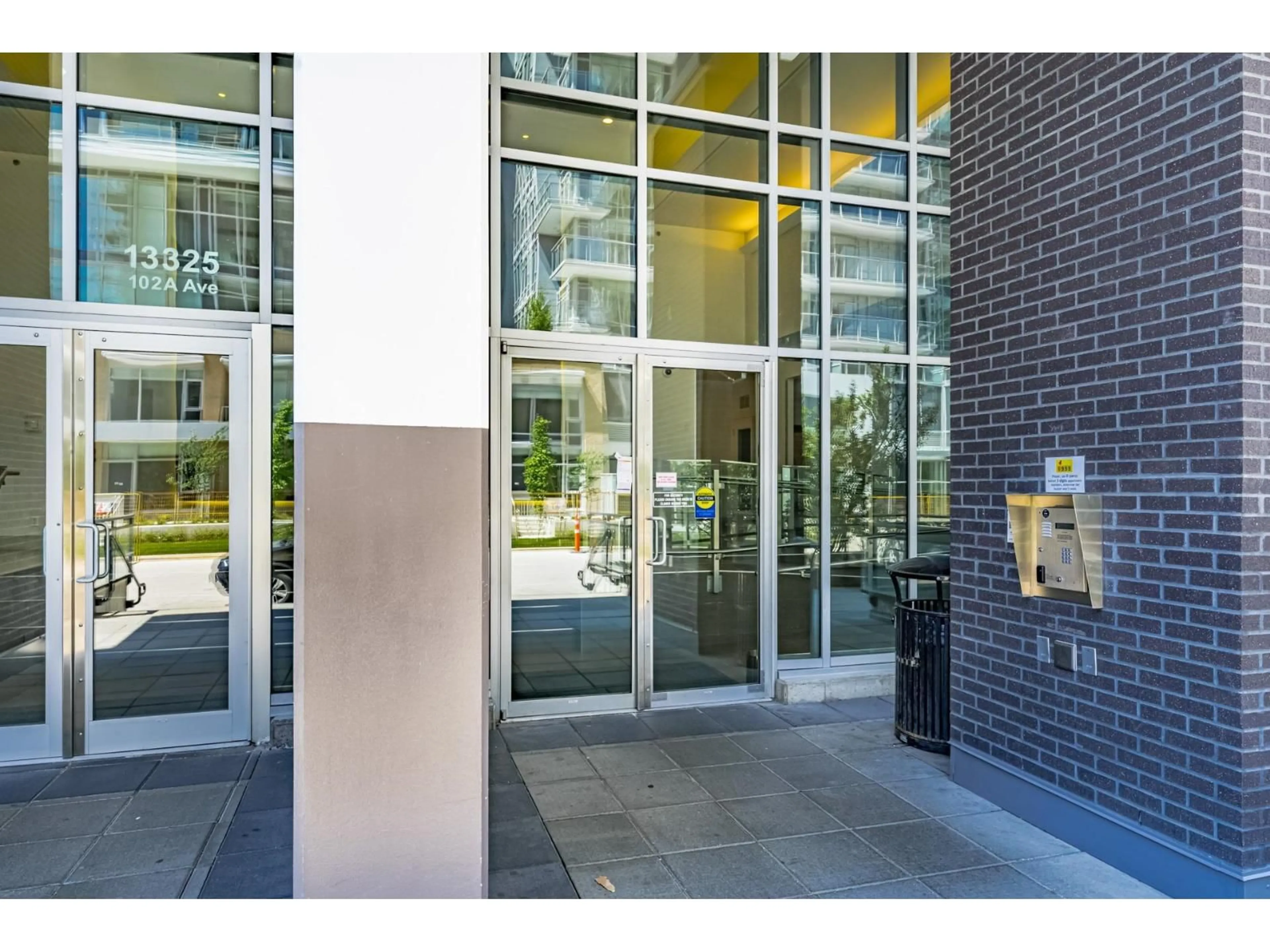 Indoor foyer for 3103 - 13325 102A AVENUE, Surrey British Columbia V3T0J5