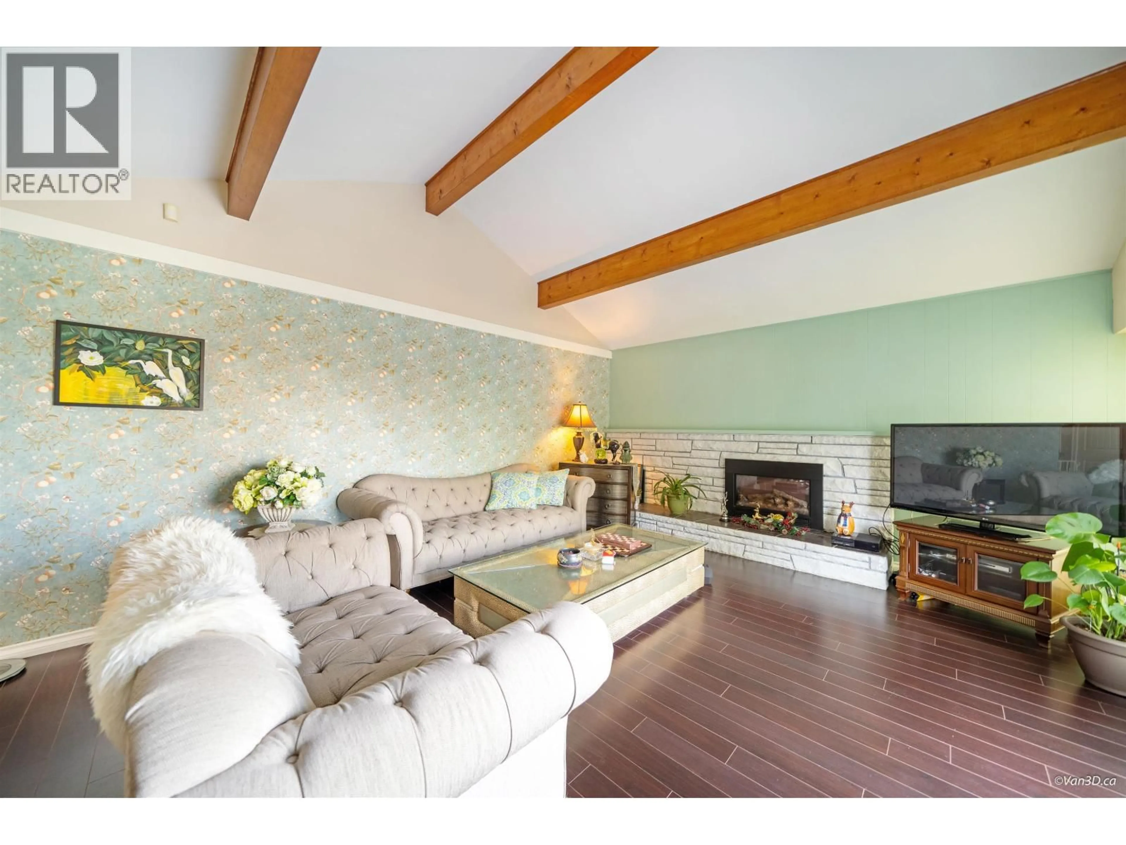 Living room with furniture, wood/laminate floor for 5681 SARDIS CRESCENT, Burnaby British Columbia V5H3K4