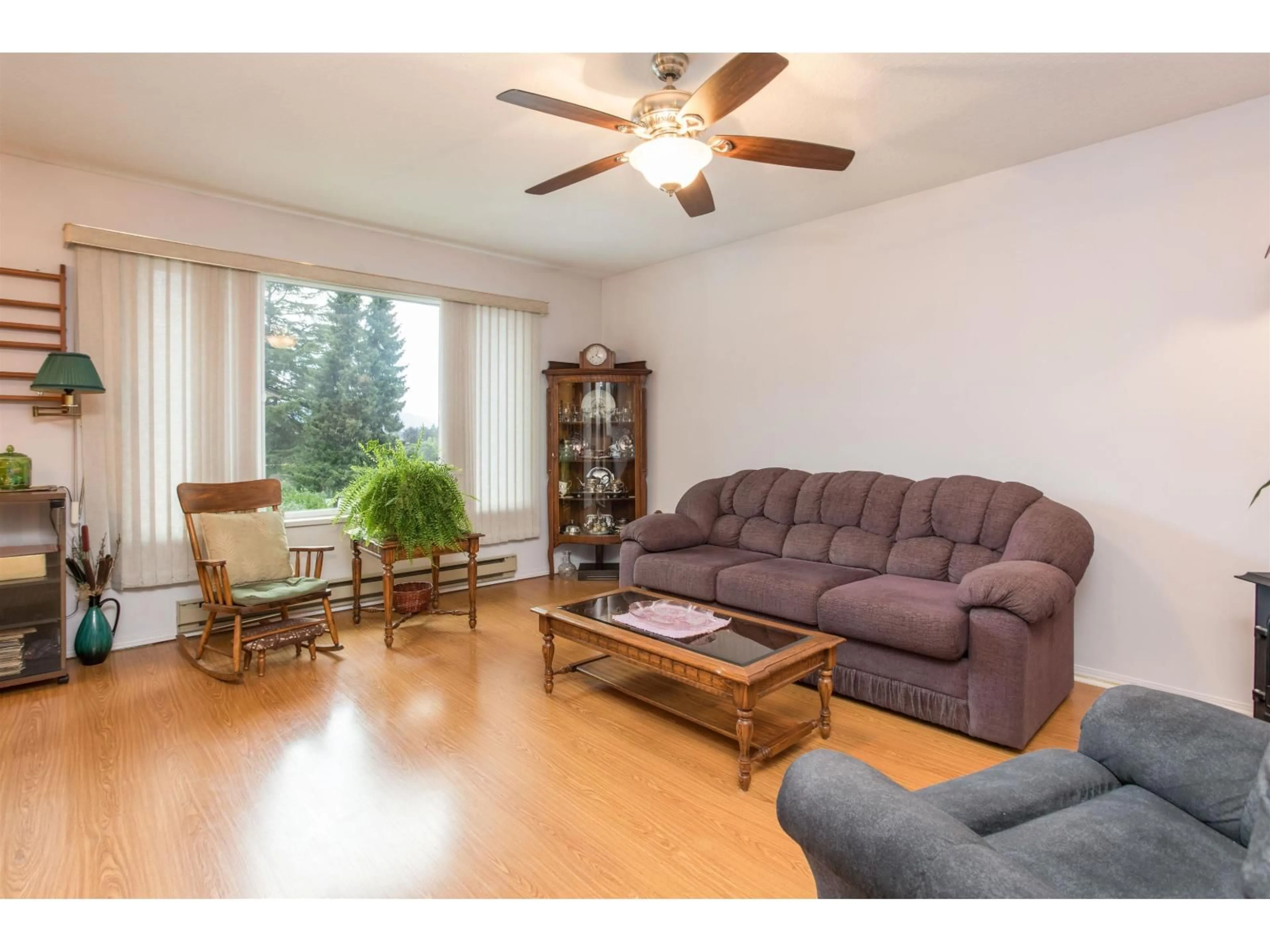 Living room with furniture, wood/laminate floor for 201 - 2853 BOURQUIN CRESCENT, Abbotsford British Columbia V2S6H6