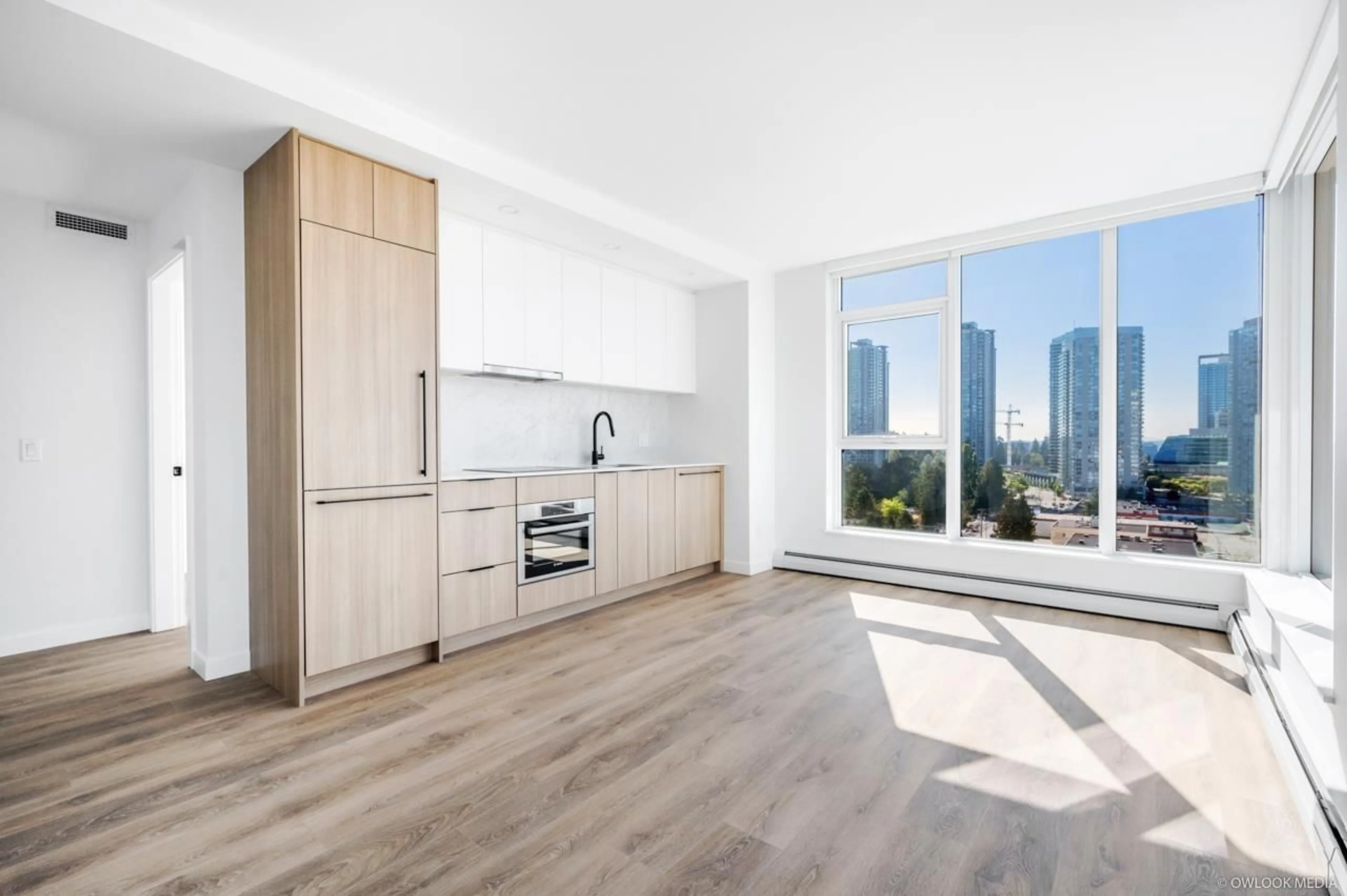 Standard kitchen, wood/laminate floor for 1108 - 13685 102 AVENUE, Surrey British Columbia V3T1N7