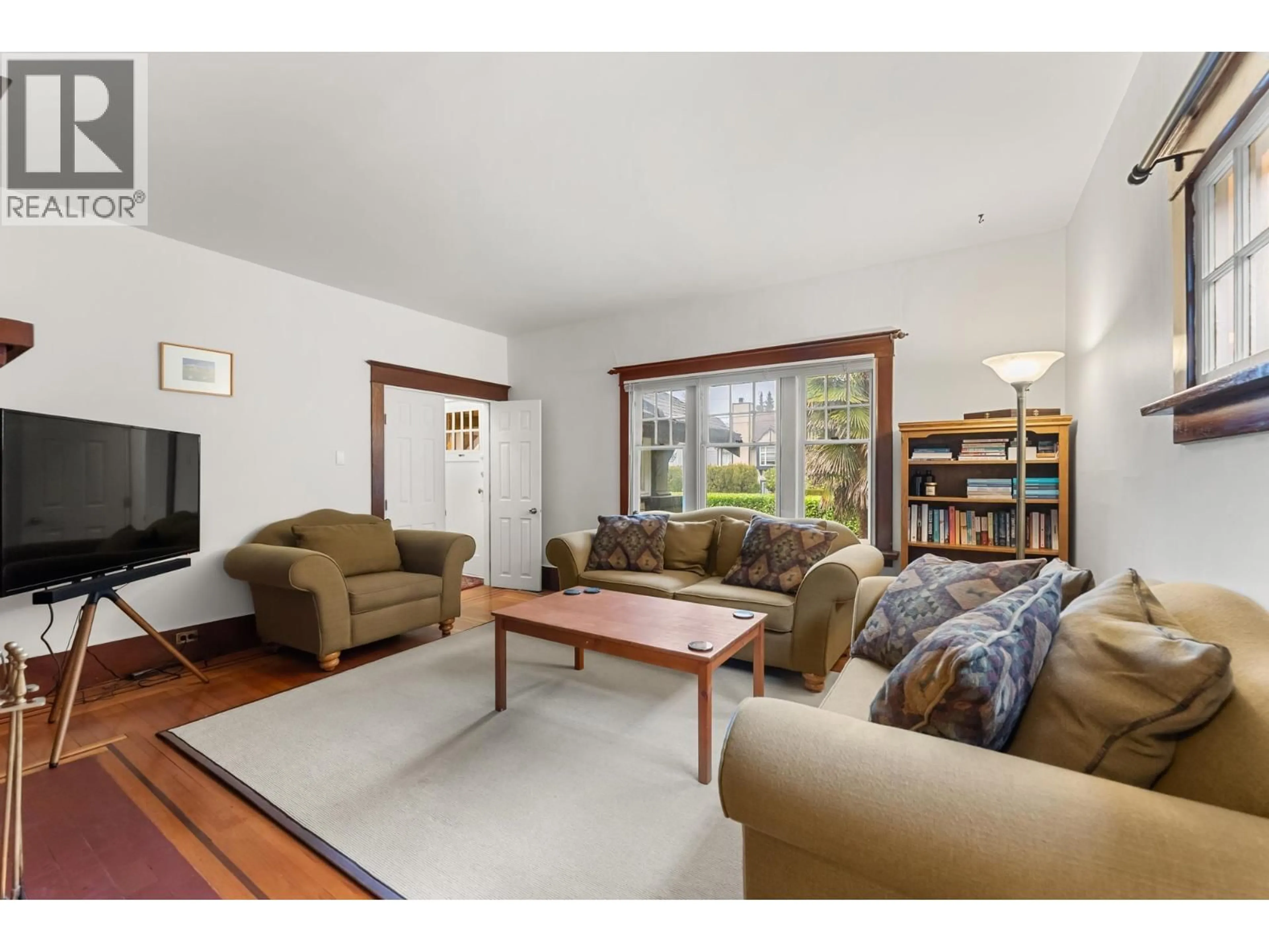 Living room with furniture, wood/laminate floor for 2980 8TH AVENUE, Vancouver British Columbia V6K2C1