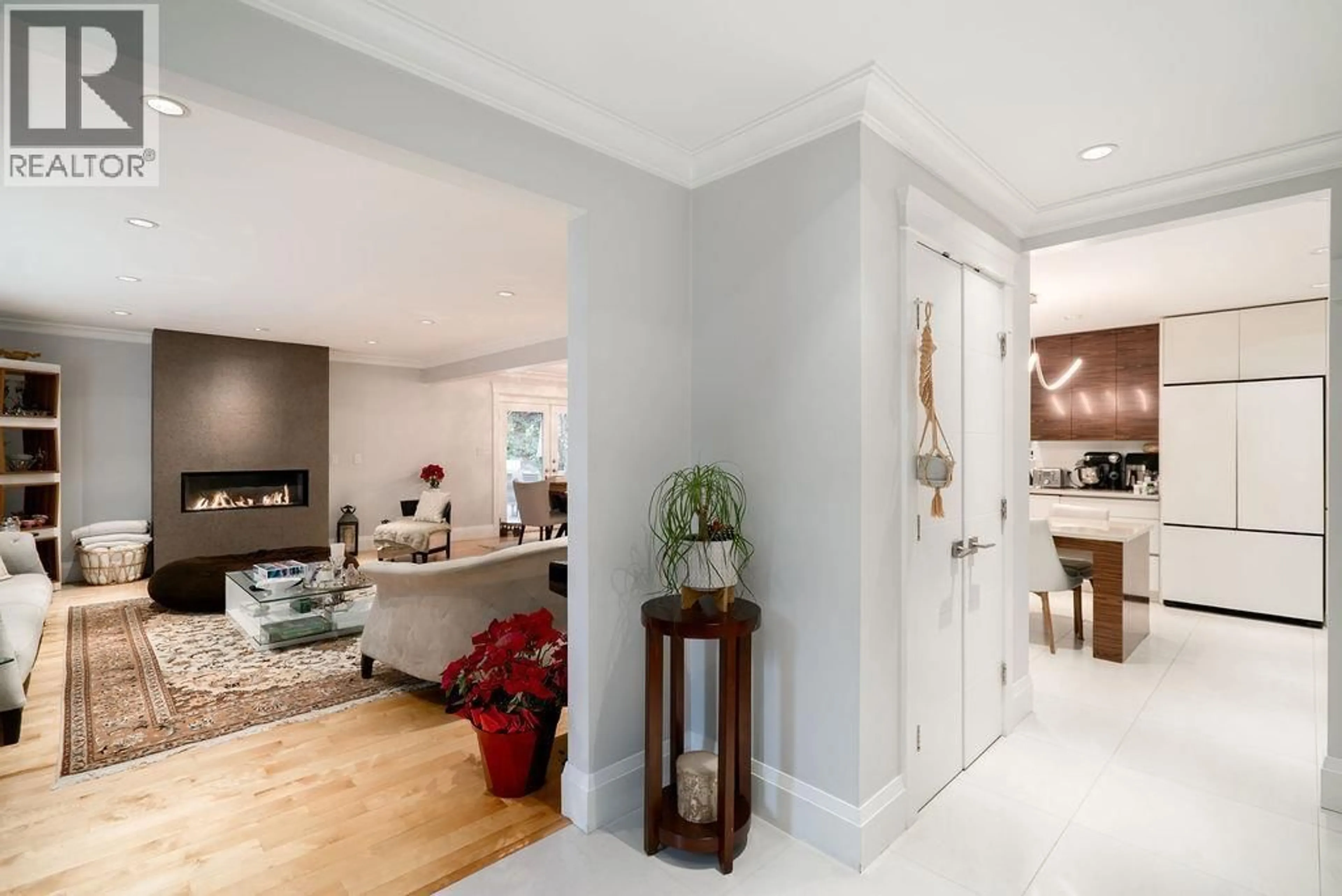 Indoor entryway for 4820 HEADLAND DRIVE, West Vancouver British Columbia V7W2Z3