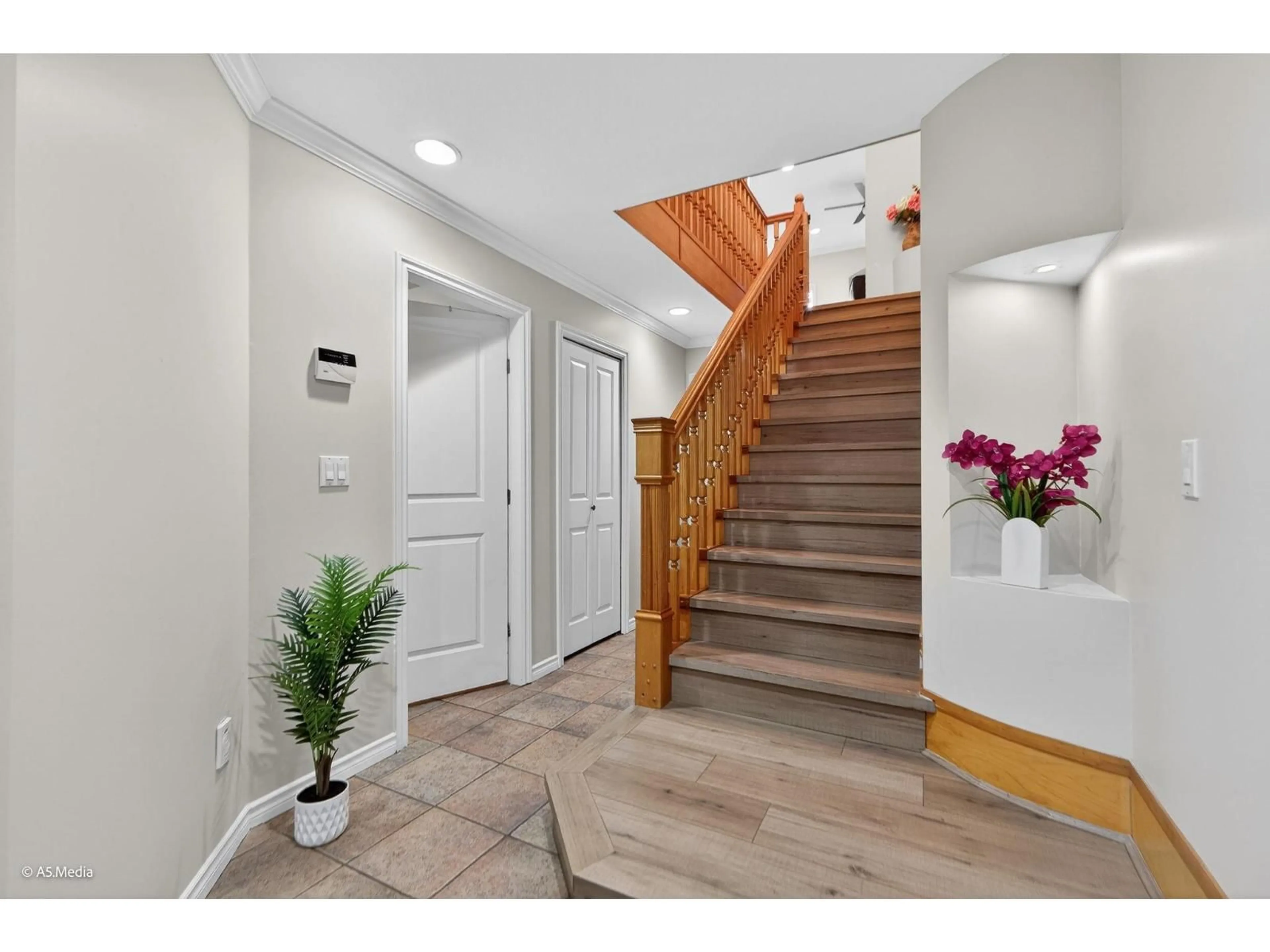 Indoor foyer for 14170 65 AVENUE, Surrey British Columbia V3W1N1