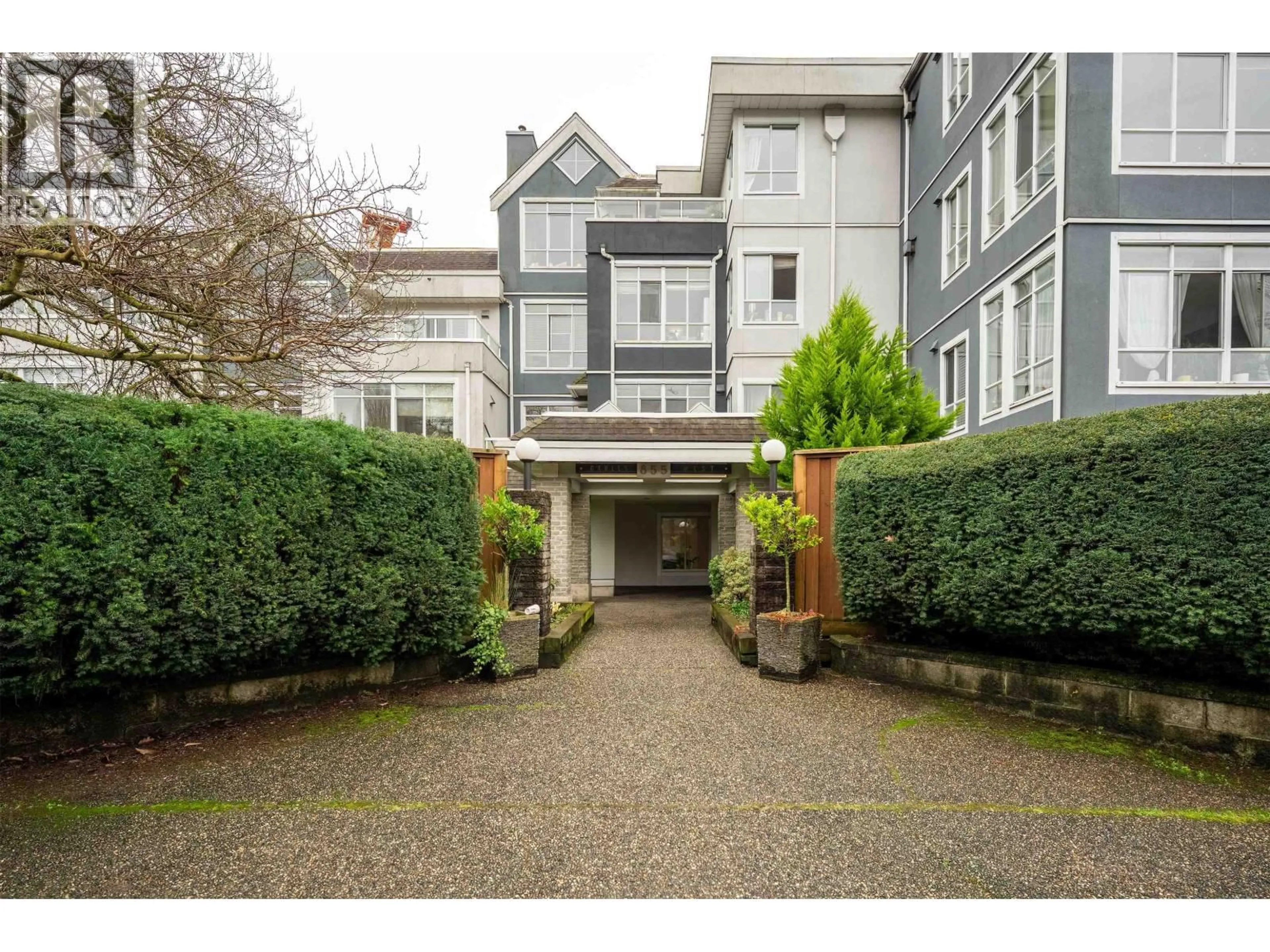Indoor foyer for 206 - 855 16TH STREET, North Vancouver British Columbia V7P1R2