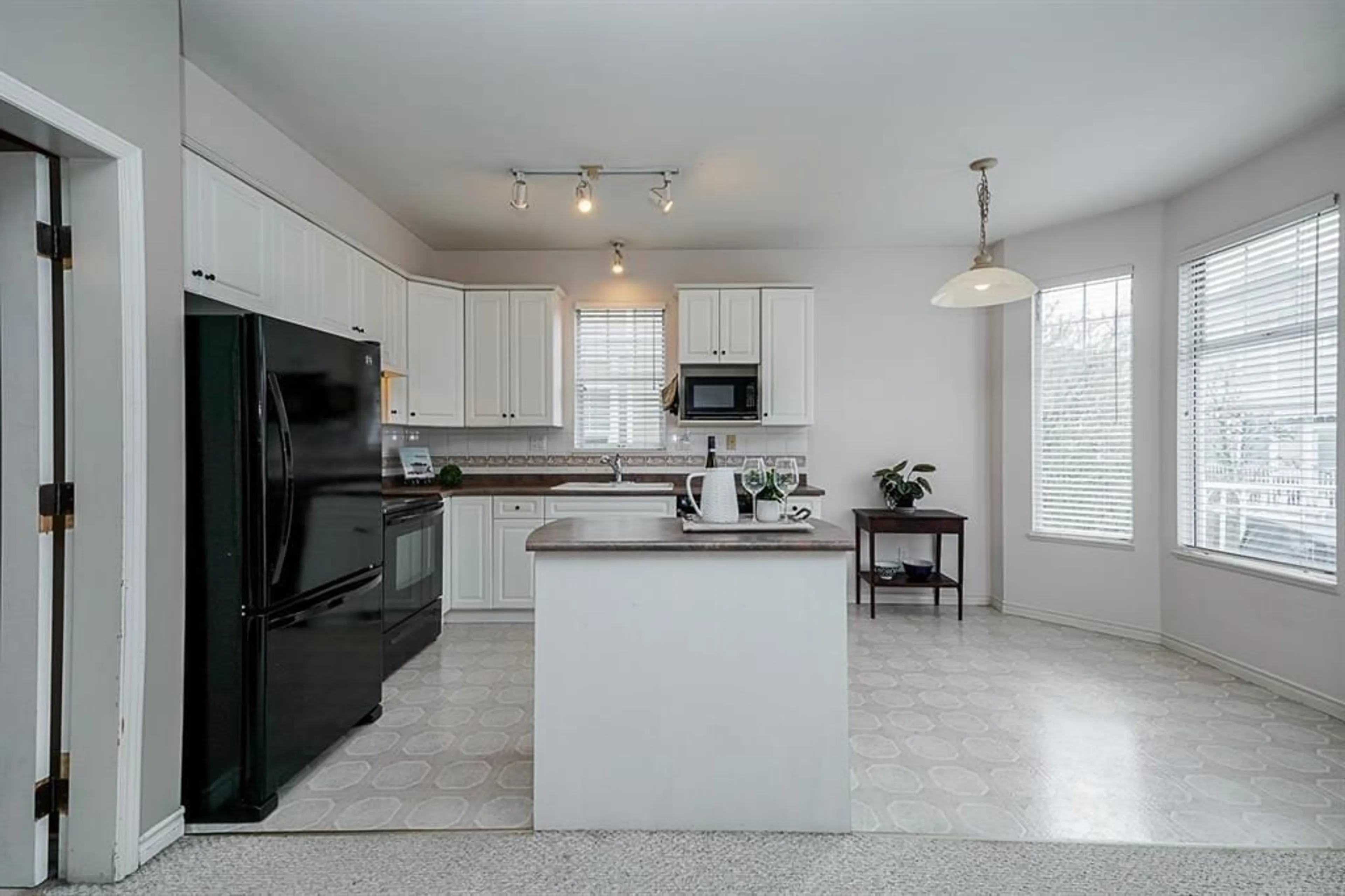 Open concept kitchen, ceramic/tile floor for 22 - 6518 121 STREET, Surrey British Columbia V3W1C4