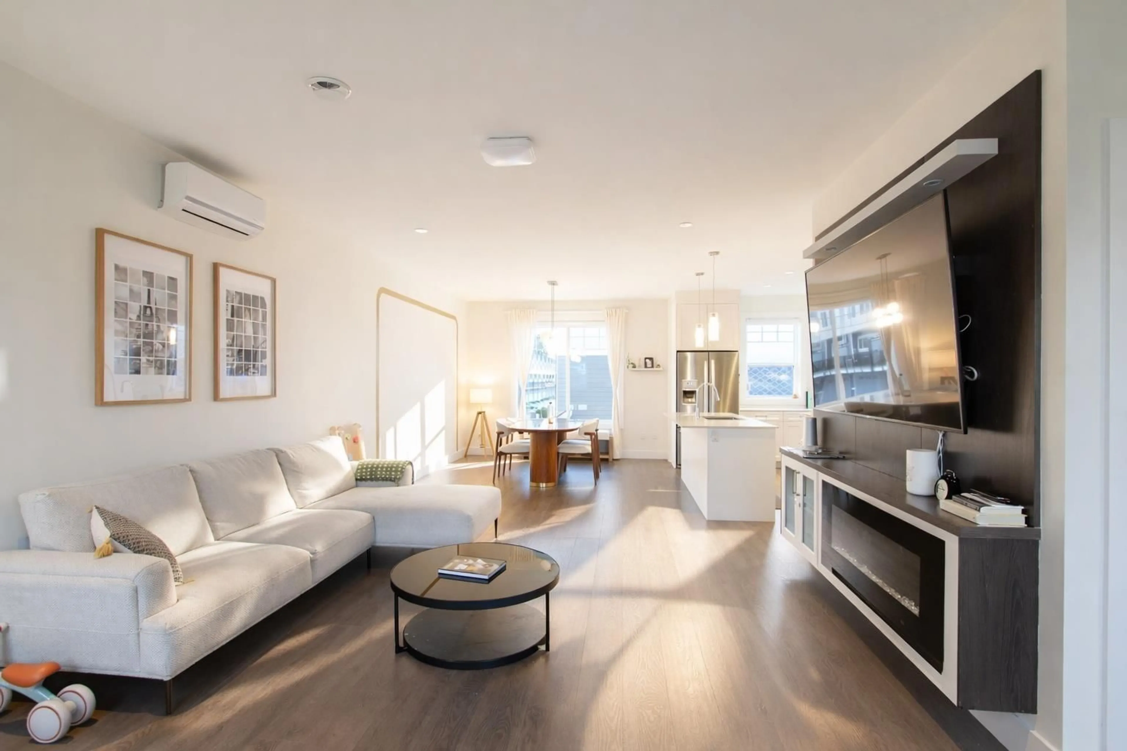 Living room with furniture, unknown for 4 - 19483 74 AVENUE, Surrey British Columbia V4N6V7