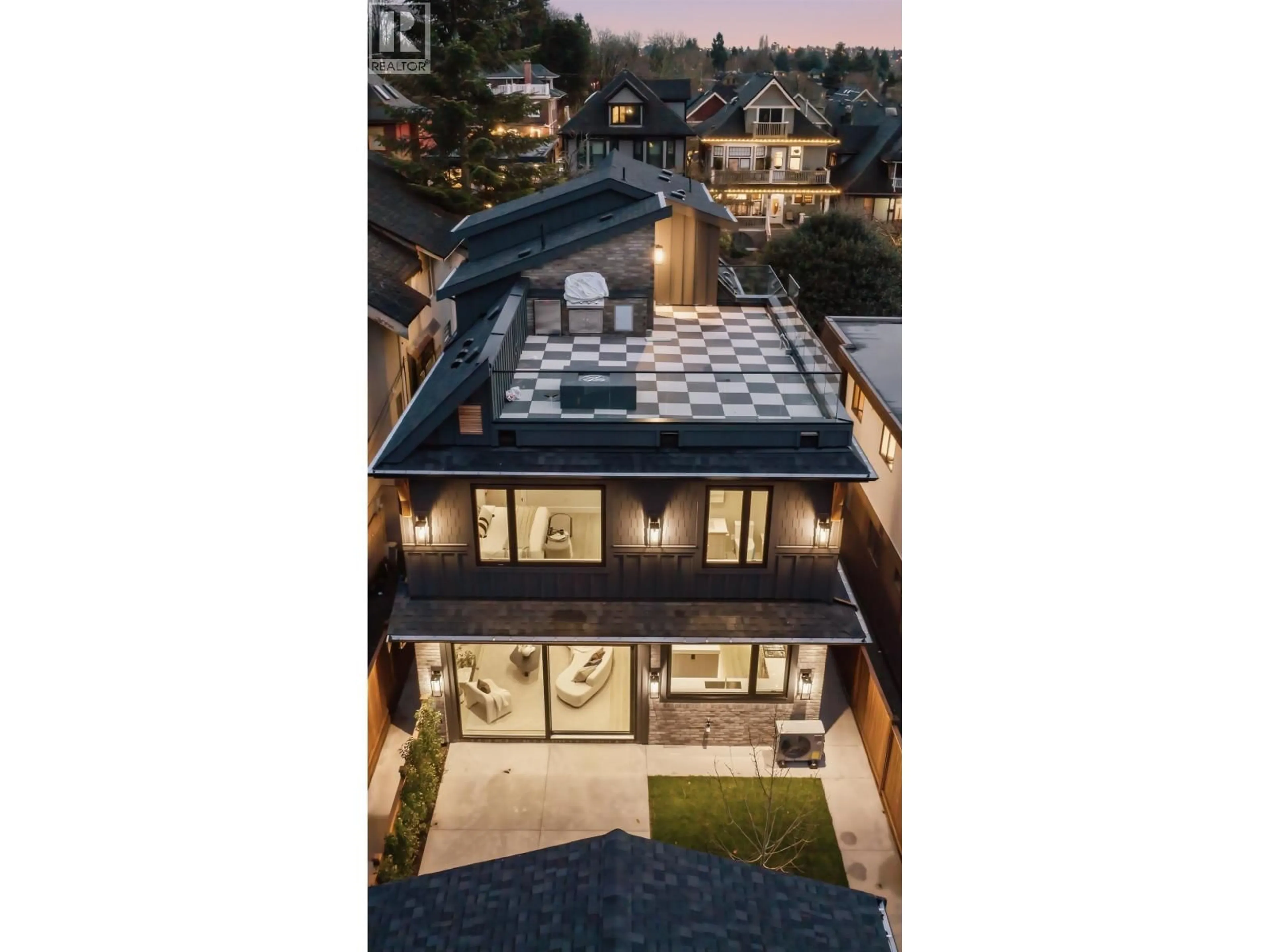 Unknown for 2 - 1841 PARKER STREET, Vancouver British Columbia V5L2L1