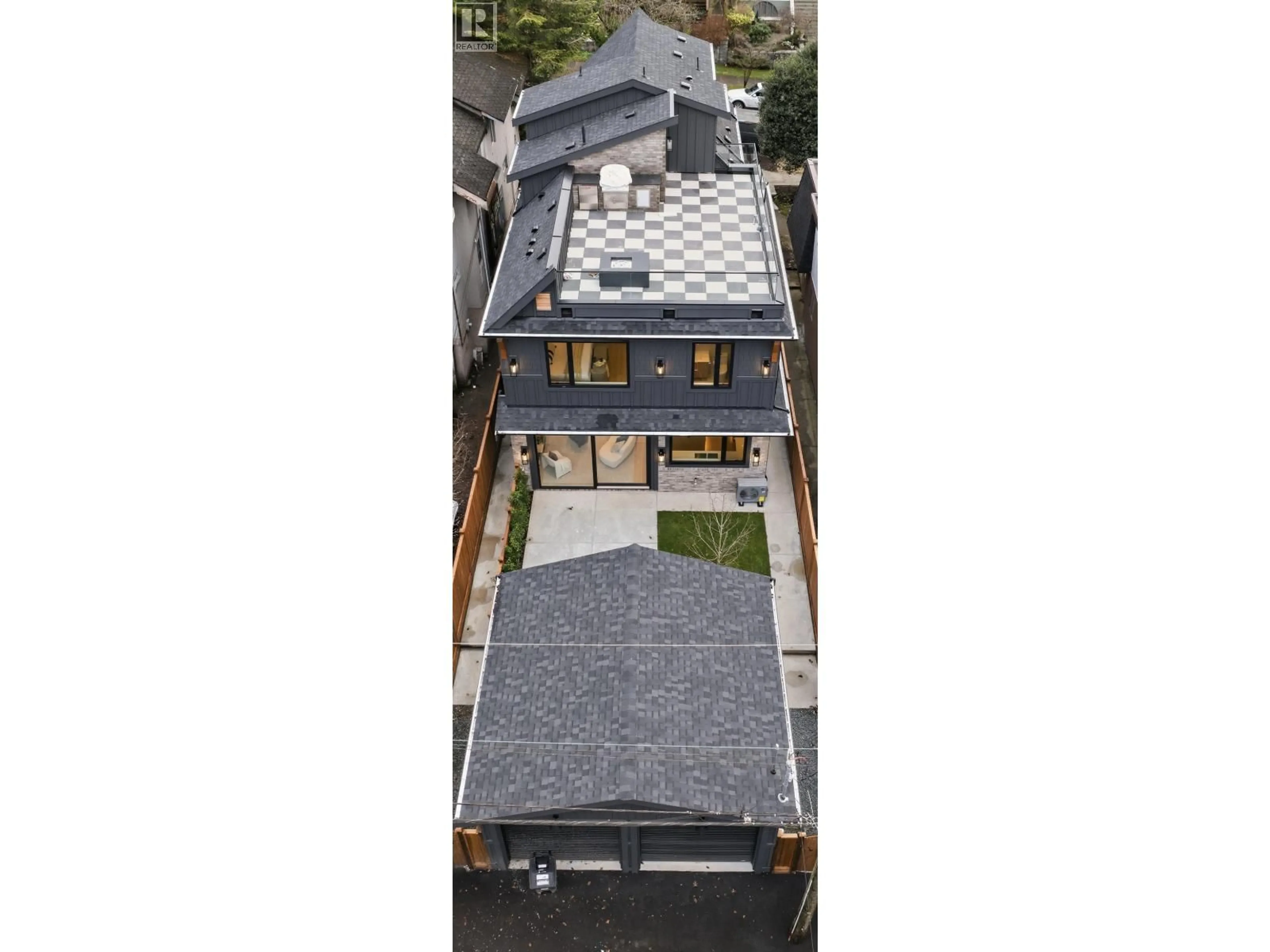 A pic from outside/outdoor area/front of a property/back of a property/a pic from drone, unknown for 2 - 1841 PARKER STREET, Vancouver British Columbia V5L2L1