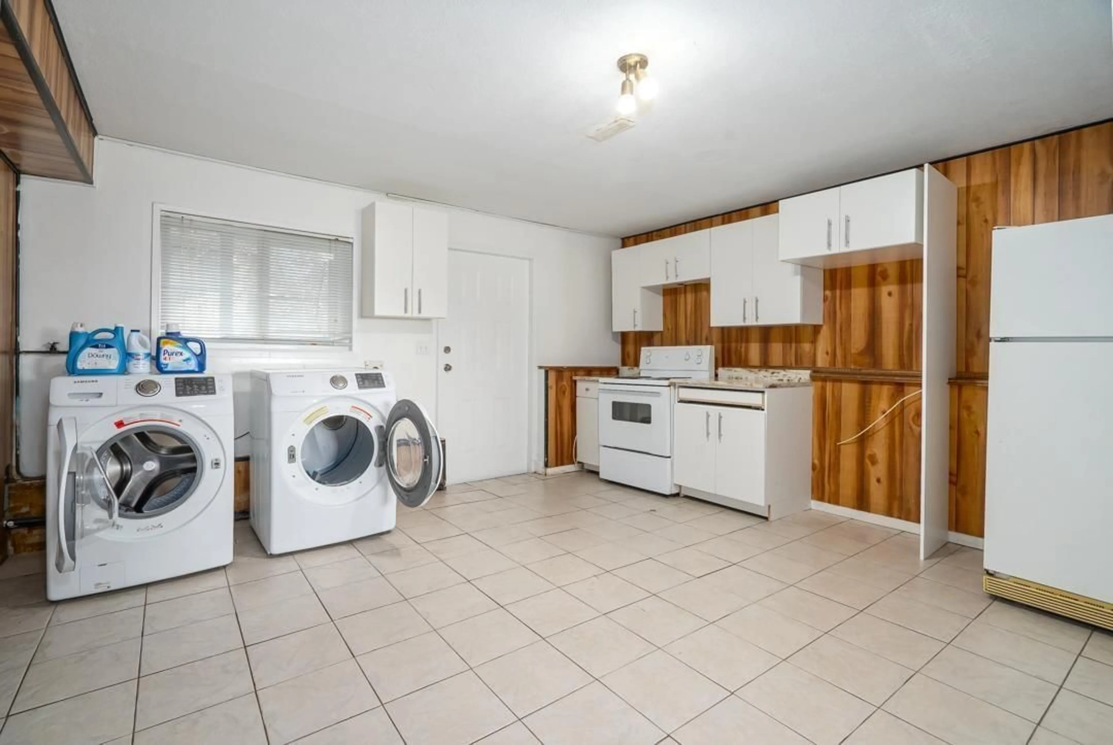 Kitchen with laundary machines, unknown for 7254 WREN STREET, Mission British Columbia V2V5C9
