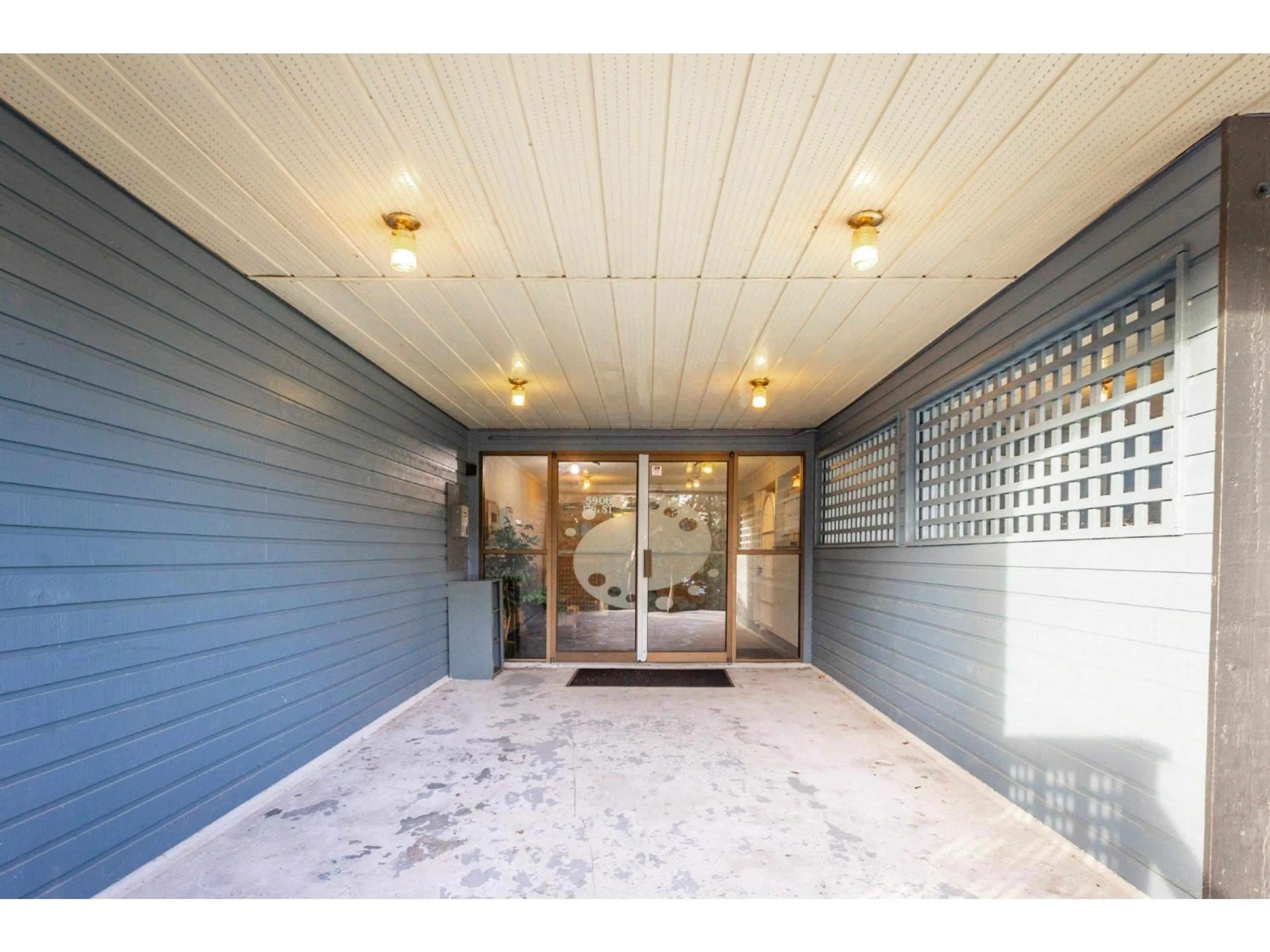 Indoor foyer for 214 - 5906 176A STREET, Surrey British Columbia V3S4H7