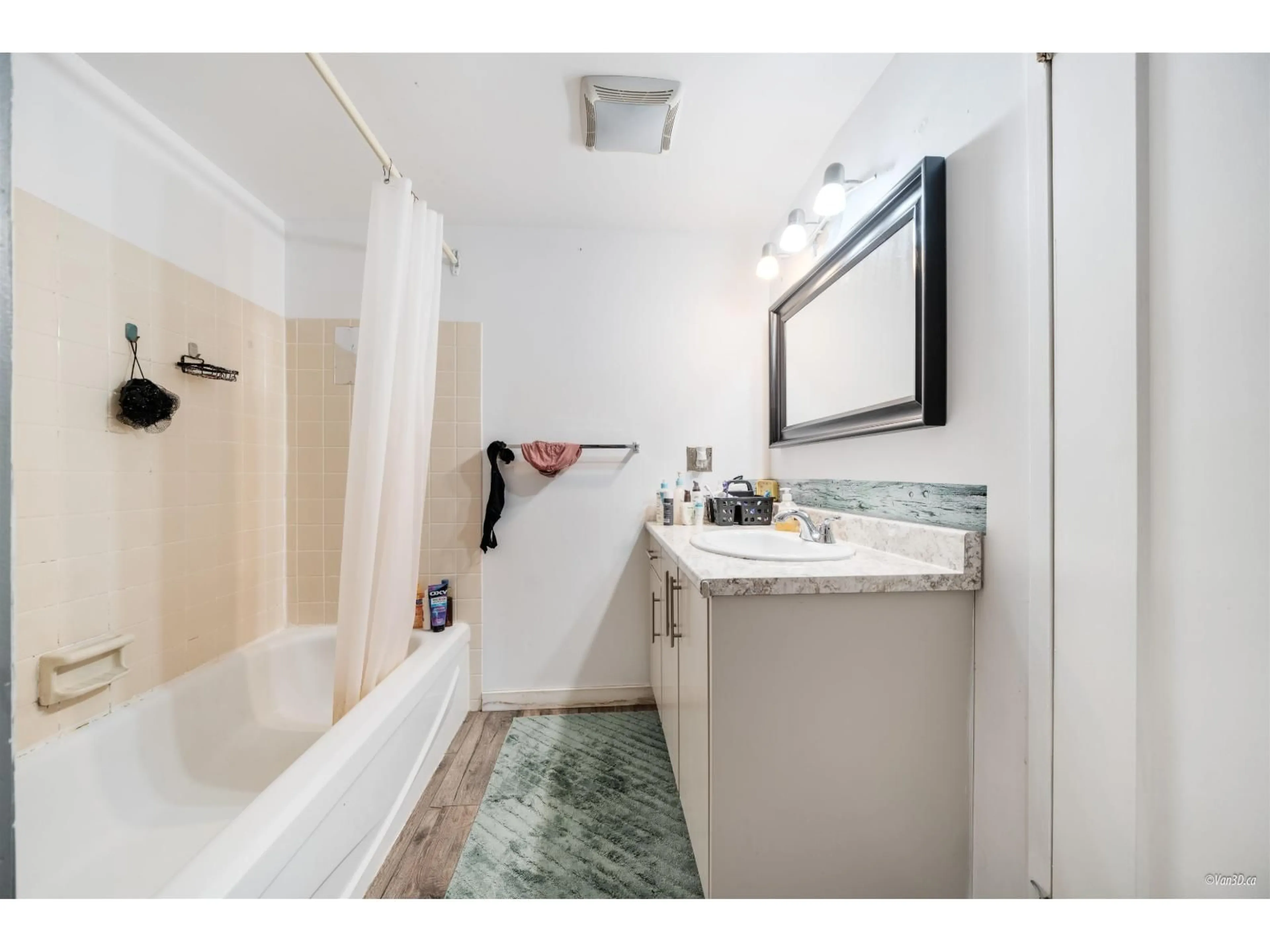 Standard bathroom, ceramic/tile floor for 201 - 14925 100 AVENUE, Surrey British Columbia V3R1J6