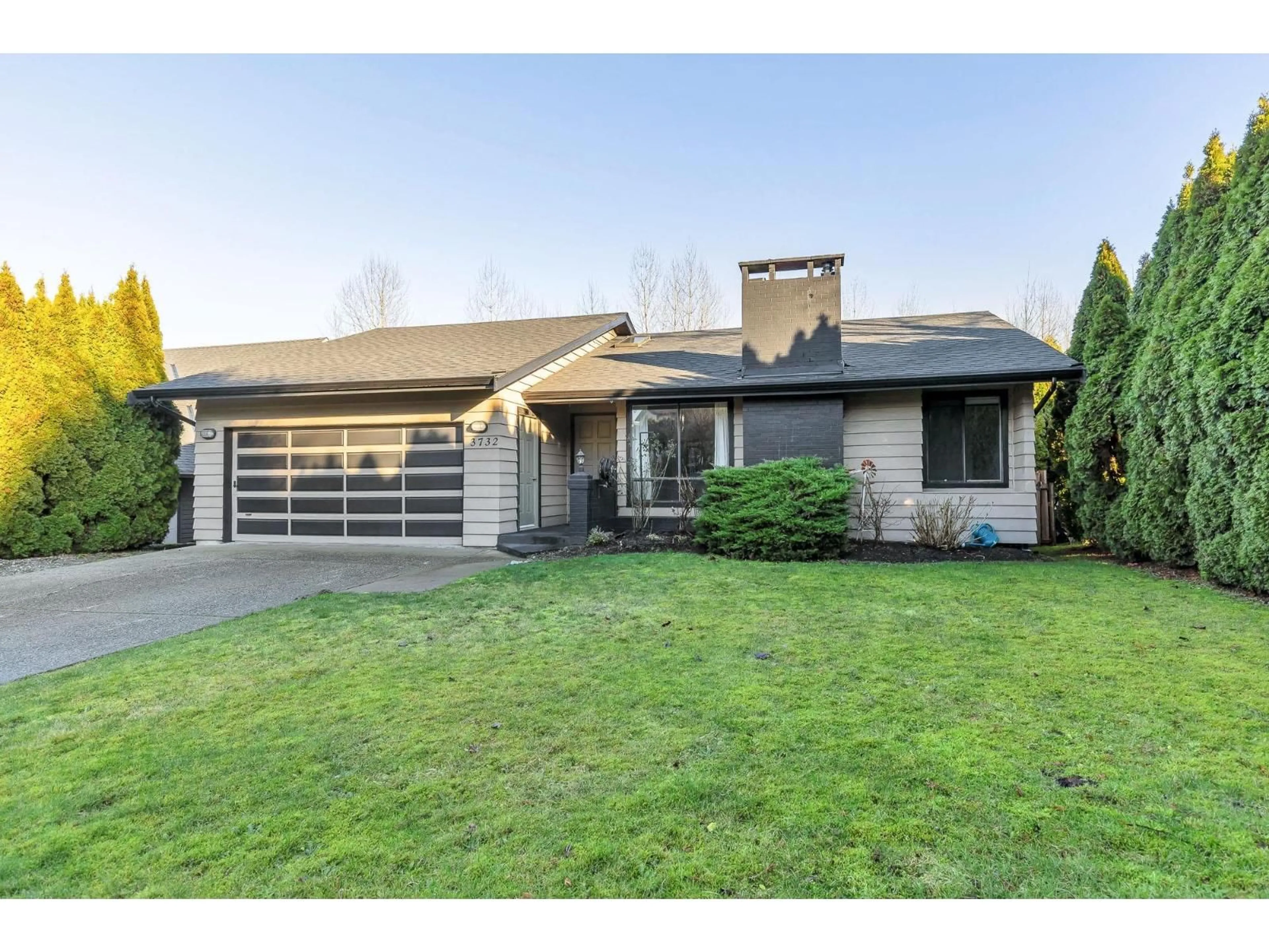 Home with vinyl exterior material, street for 3732 DUNDEE PLACE, Abbotsford British Columbia V2S7A5