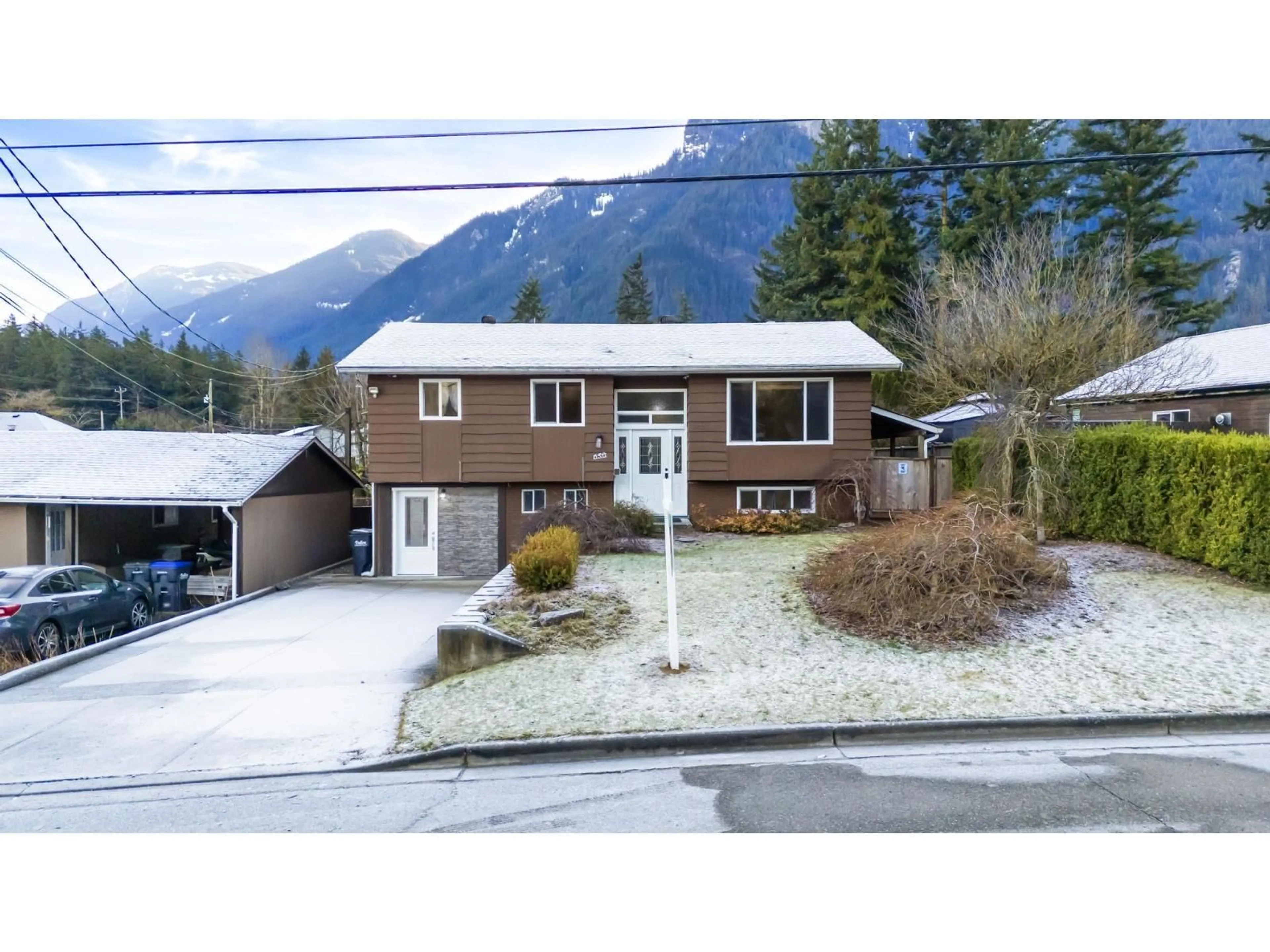 A pic from outside/outdoor area/front of a property/back of a property/a pic from drone, mountain view for 650 PARK STREET, Hope British Columbia V0X1L0