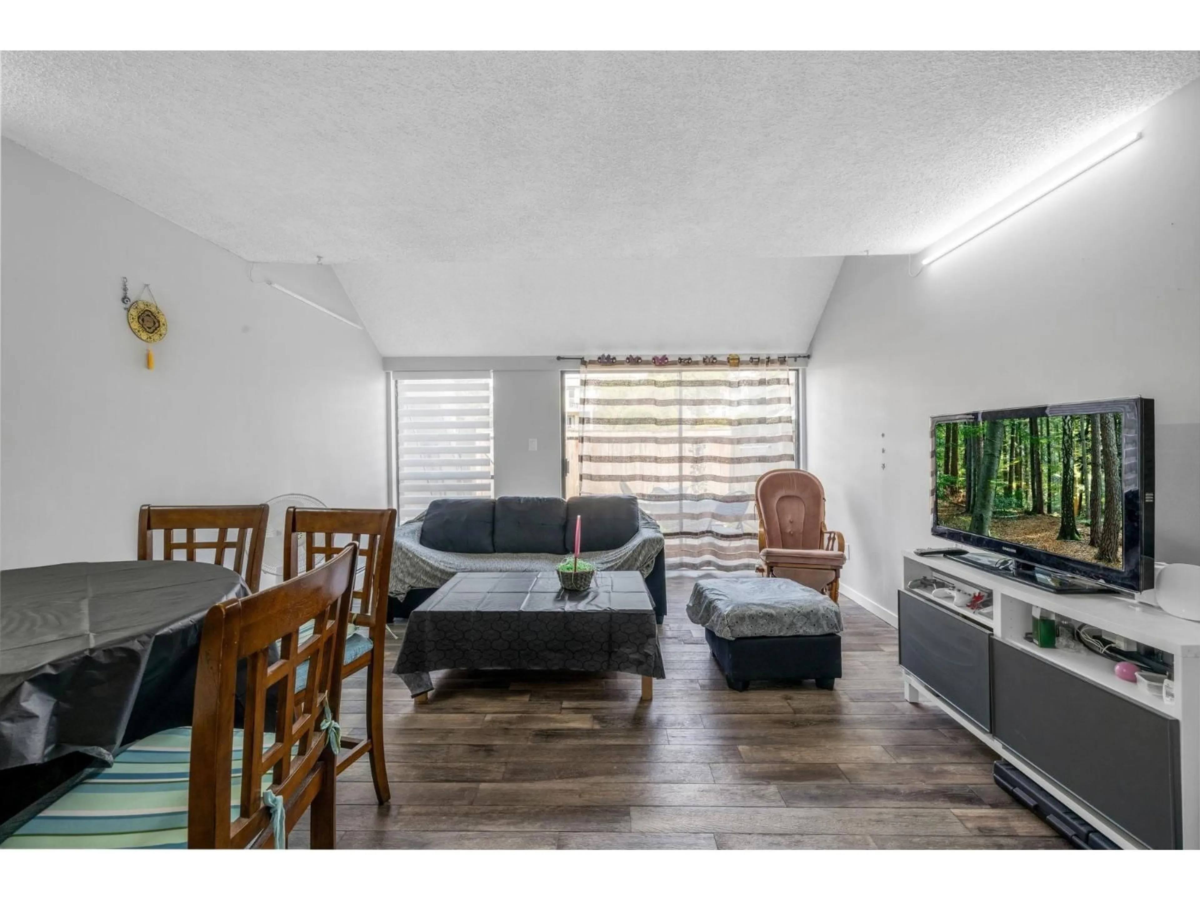 Living room with furniture, wood/laminate floor for 47 - 17708 60 AVENUE, Surrey British Columbia V3S1V2