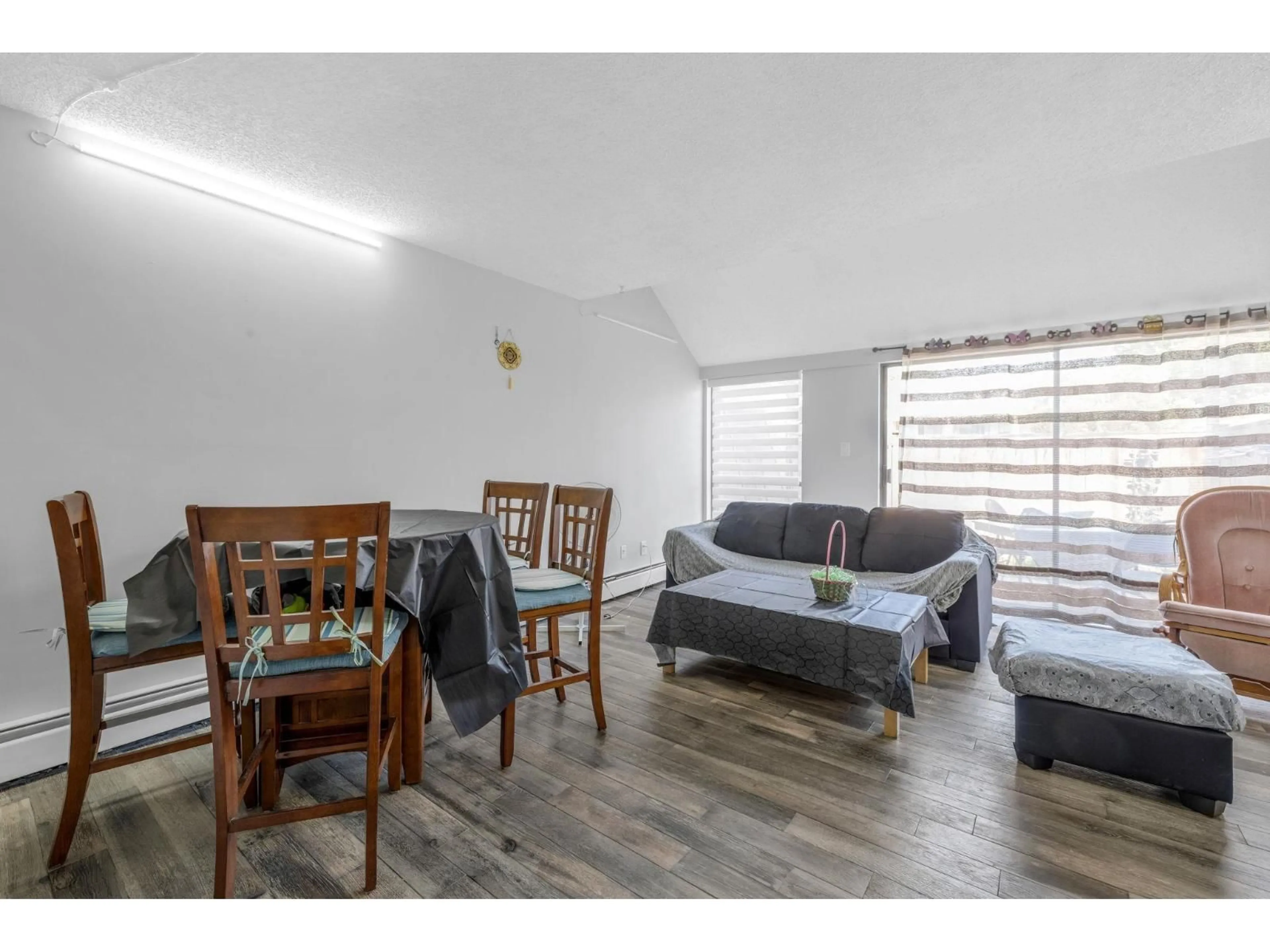 Living room with furniture, wood/laminate floor for 47 - 17708 60 AVENUE, Surrey British Columbia V3S1V2