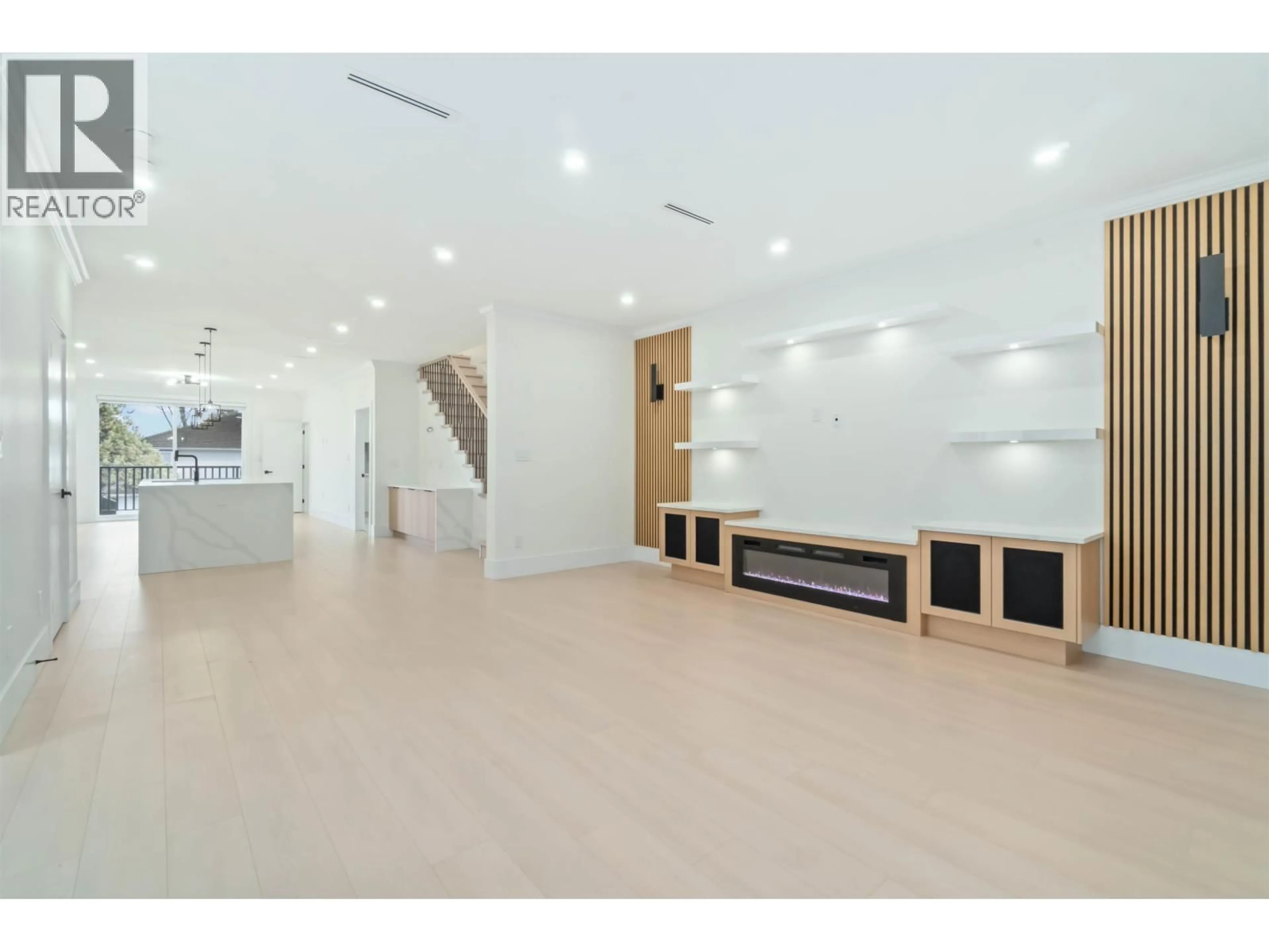 Indoor foyer for 1 - 6666 WALKER AVENUE, Burnaby British Columbia V5E3B9