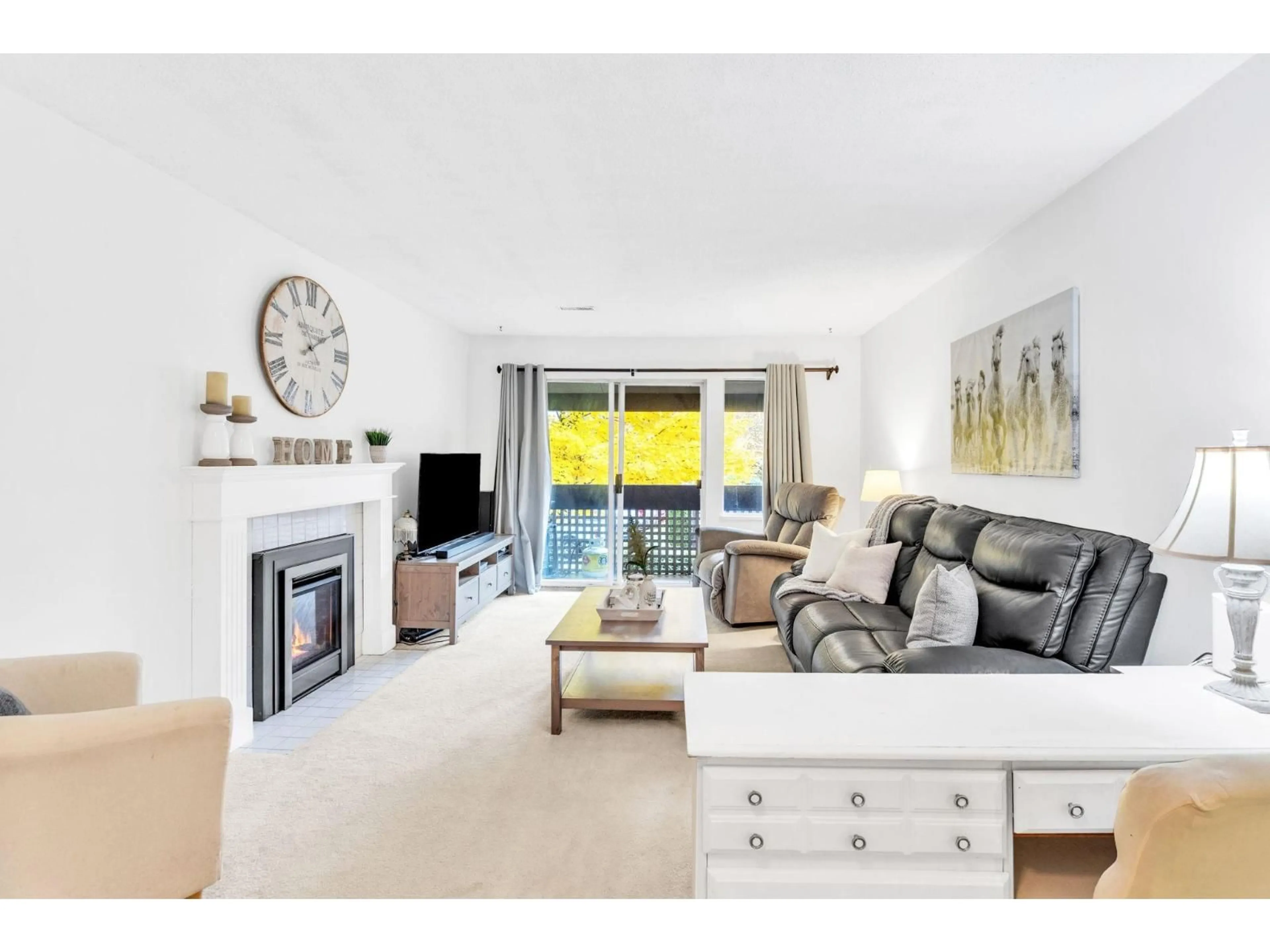 Living room with furniture, wood/laminate floor for 822 - 34909 OLD YALE ROAD, Abbotsford British Columbia V3G2E7