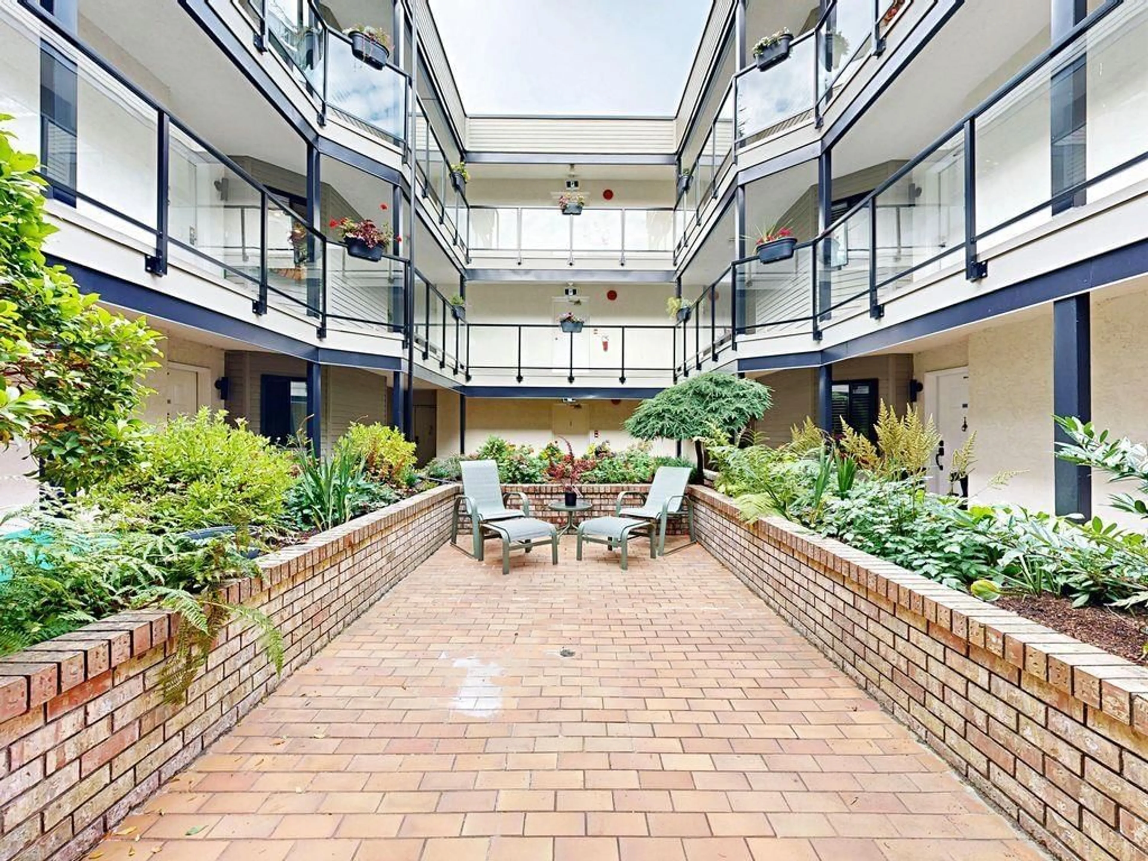 Indoor foyer for 106 - 1467 MARTIN STREET, White Rock British Columbia V4B3W8