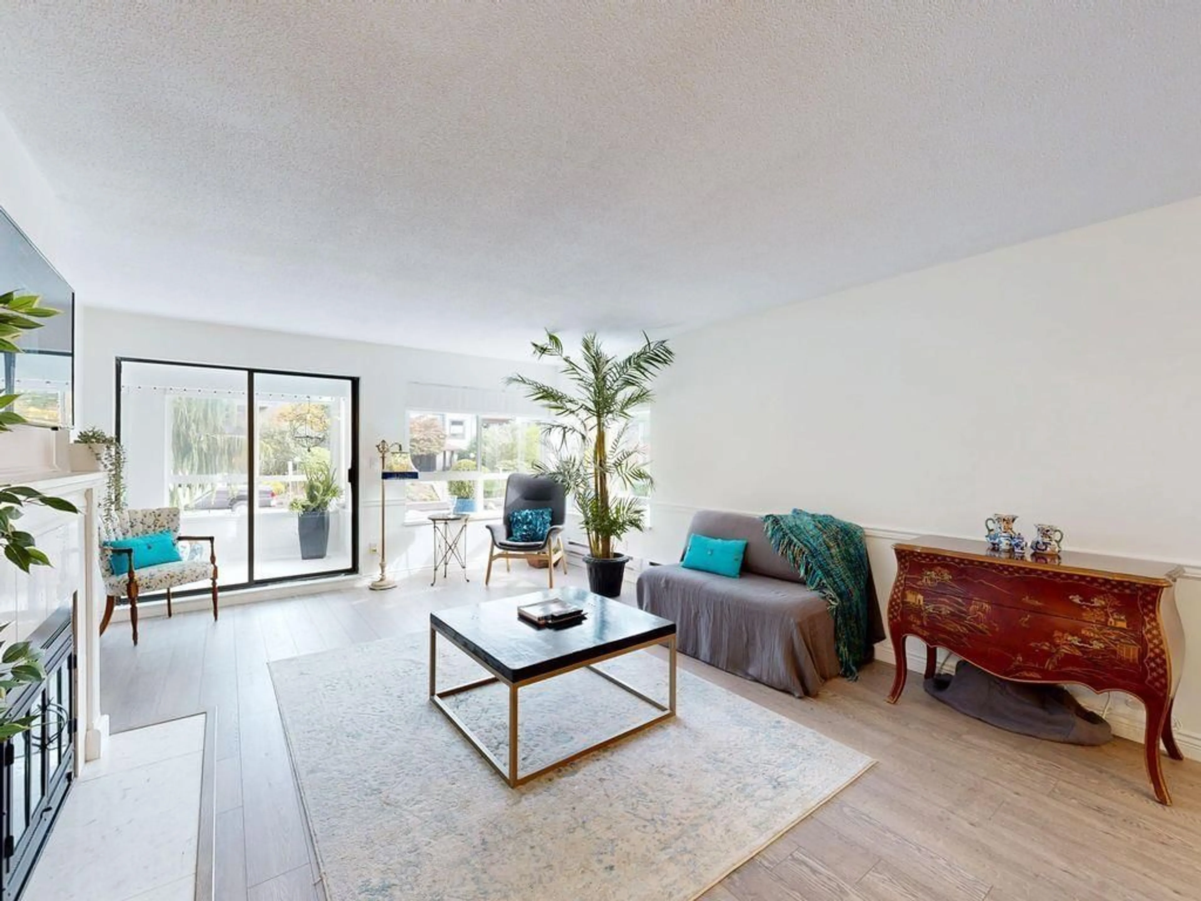 Living room with furniture, wood/laminate floor for 106 - 1467 MARTIN STREET, White Rock British Columbia V4B3W8