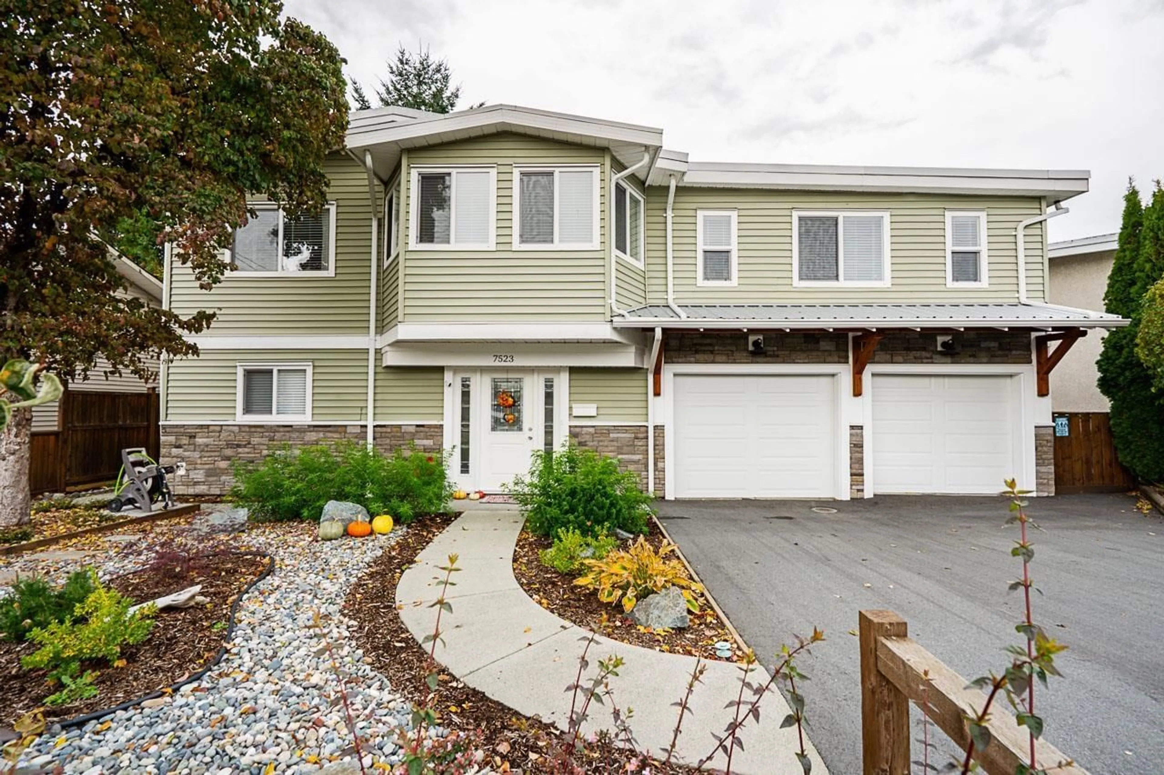 Home with vinyl exterior material, street for 7523 MAY STREET, Mission British Columbia V2V3C9