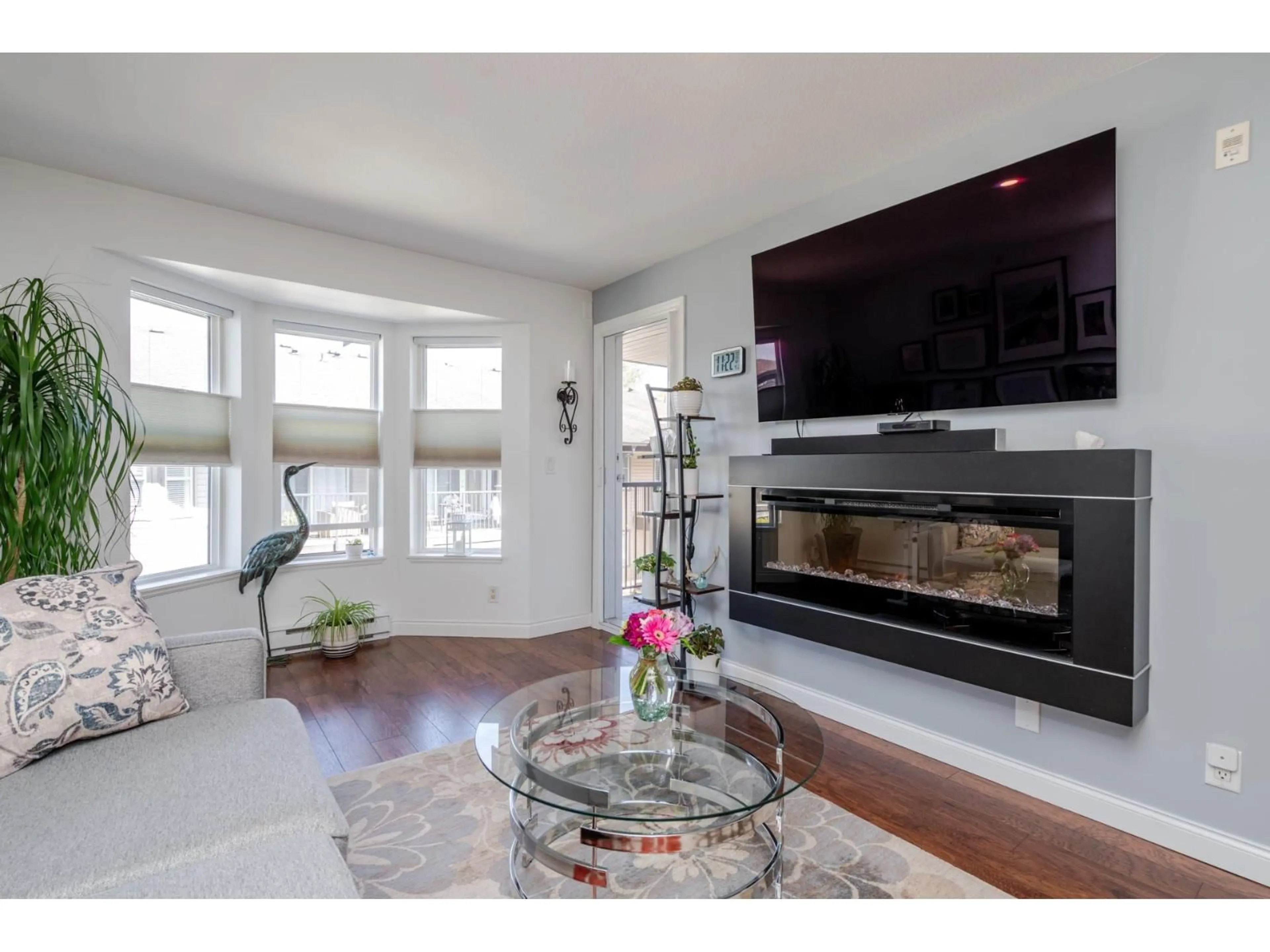 Living room with furniture, wood/laminate floor for 409 - 5474 198TH STREET, Langley British Columbia V3A1G2