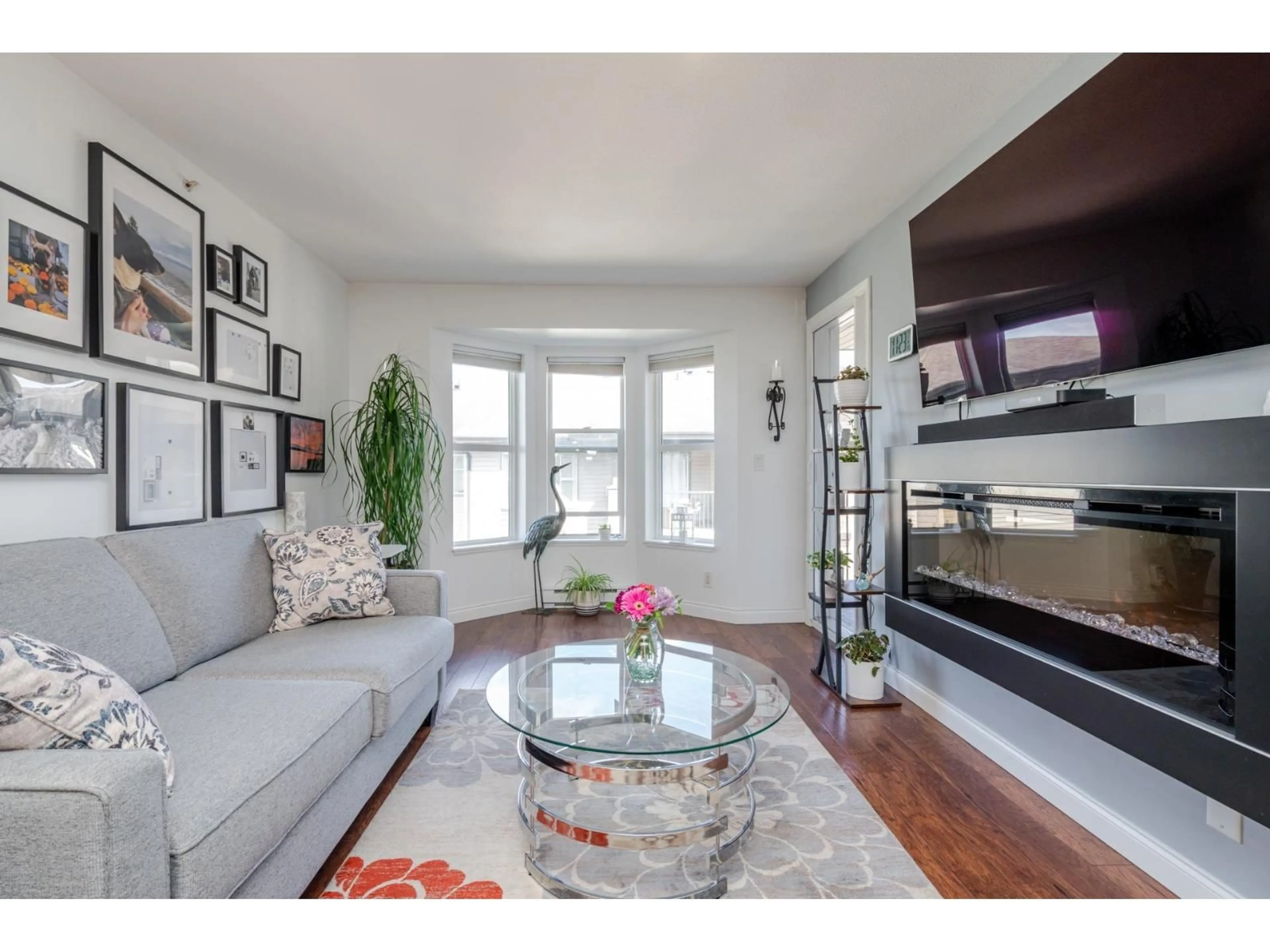 Living room with furniture, wood/laminate floor for 409 - 5474 198TH STREET, Langley British Columbia V3A1G2