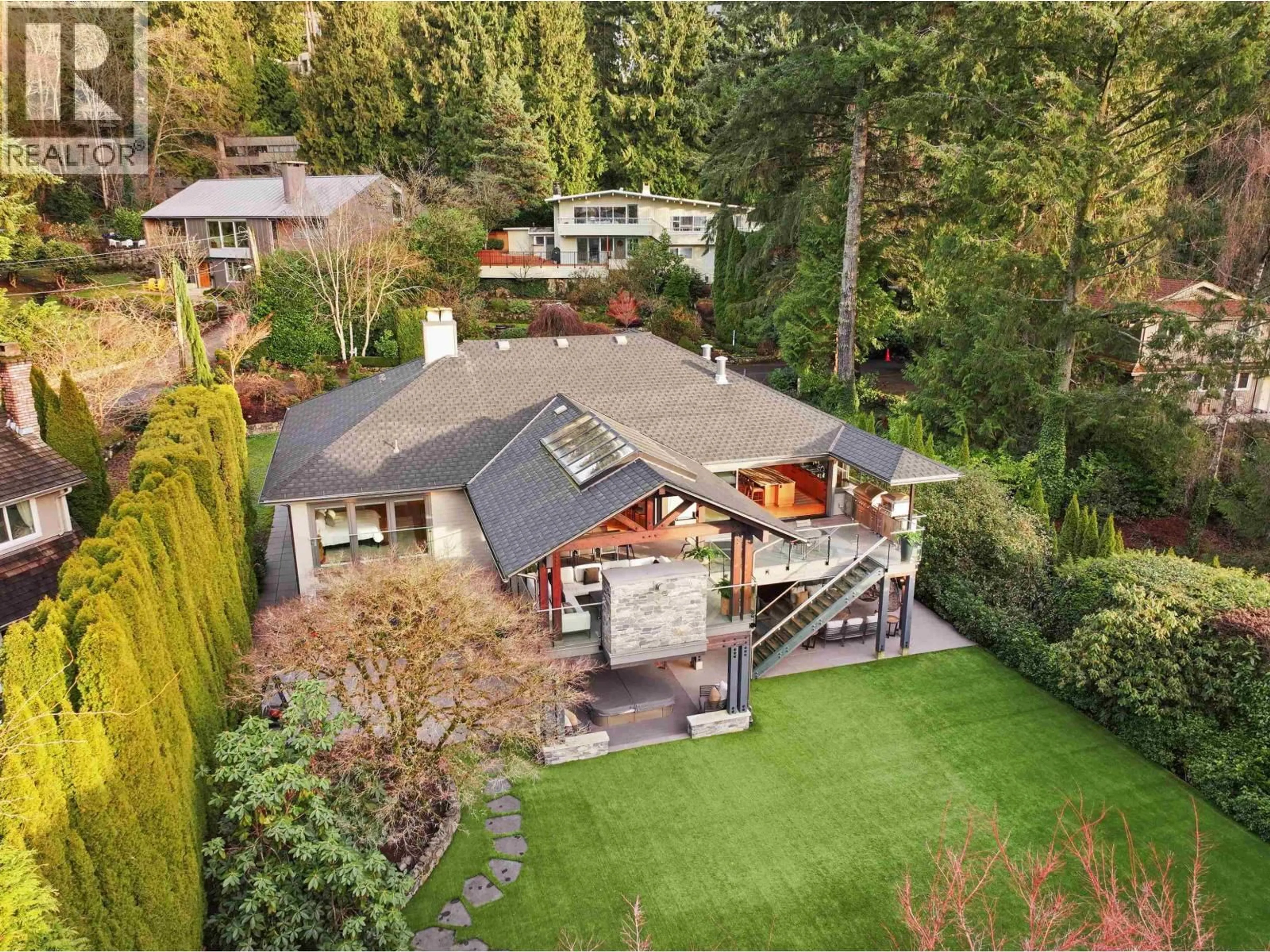 A pic from outside/outdoor area/front of a property/back of a property/a pic from drone, unknown for 5361 BROOKSIDE AVENUE, West Vancouver British Columbia V7W1N2