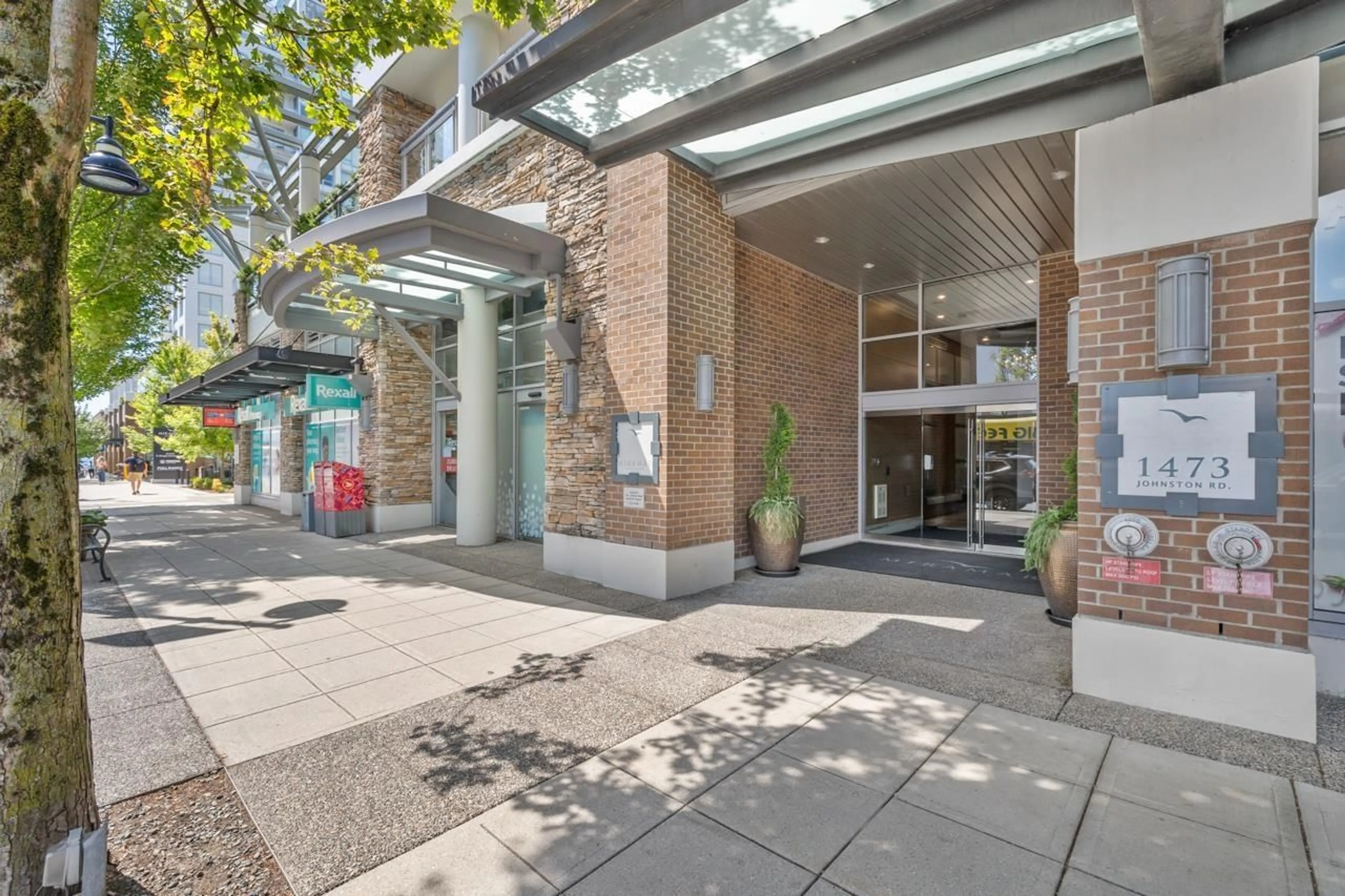 Indoor foyer for #905 - 1473 JOHNSTON ROAD, White Rock British Columbia V4B0A2
