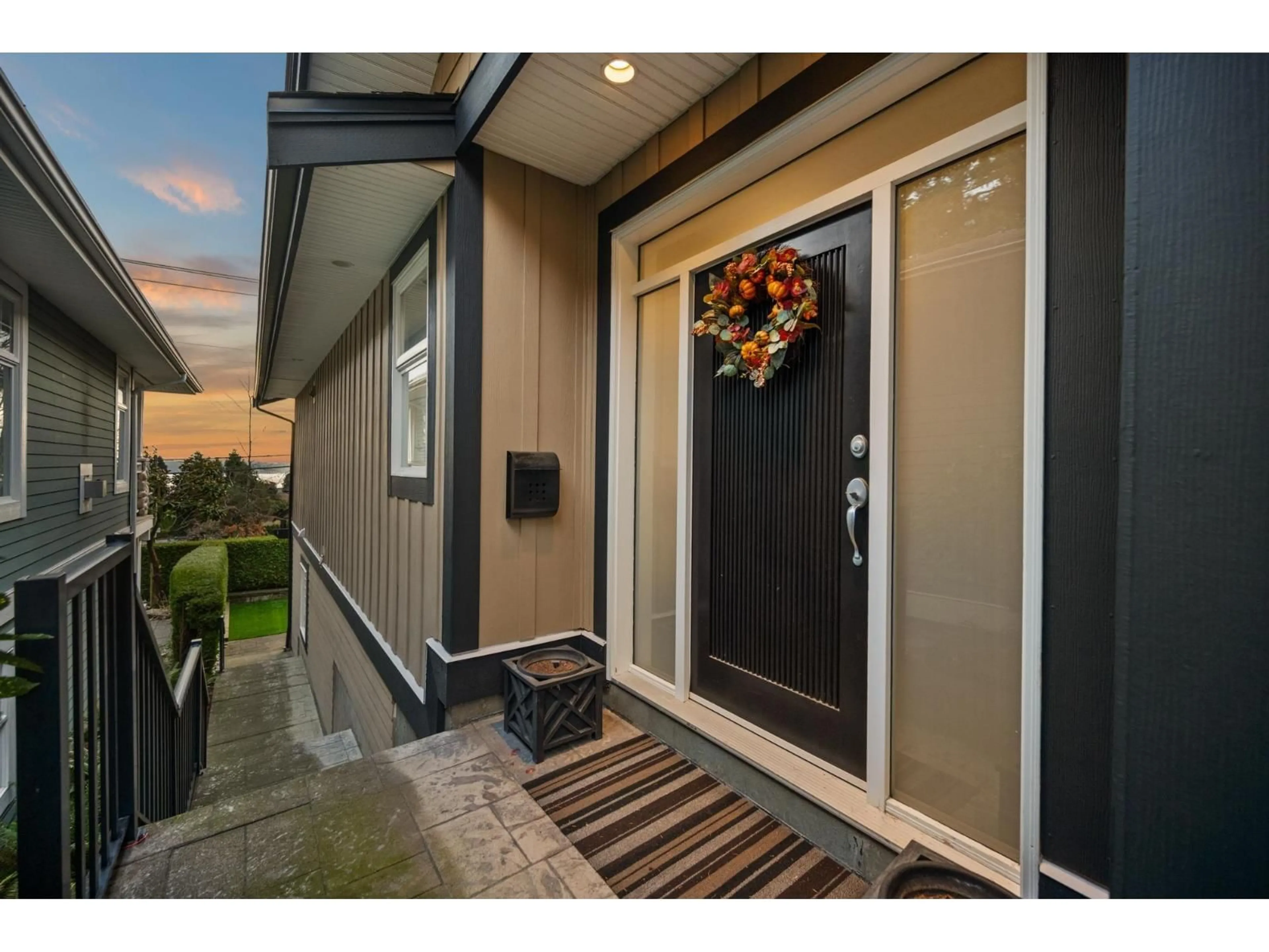 Indoor entryway for 15441 BUENA VISTA AVENUE, White Rock British Columbia V4B1Y9