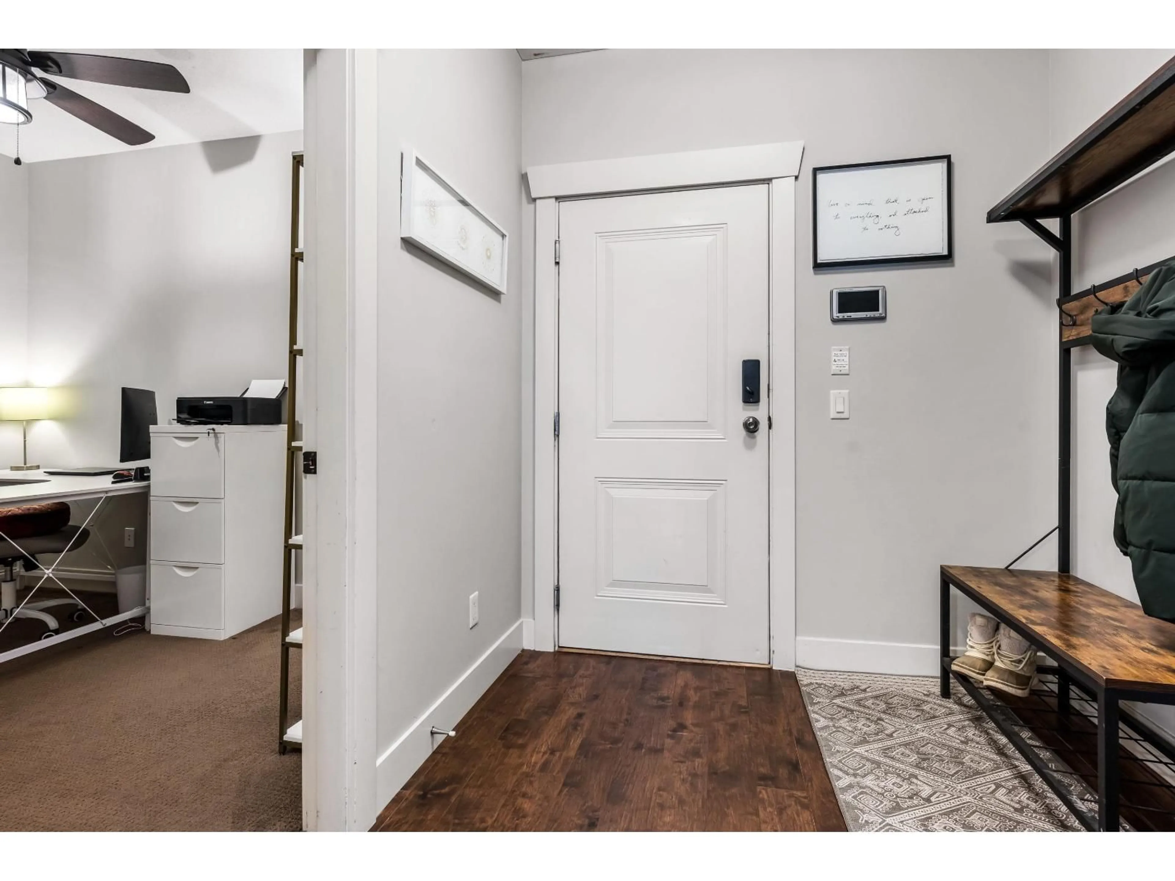Indoor entryway for 203 - 45615 BRETT AVENUE, Chilliwack British Columbia V2P1P1