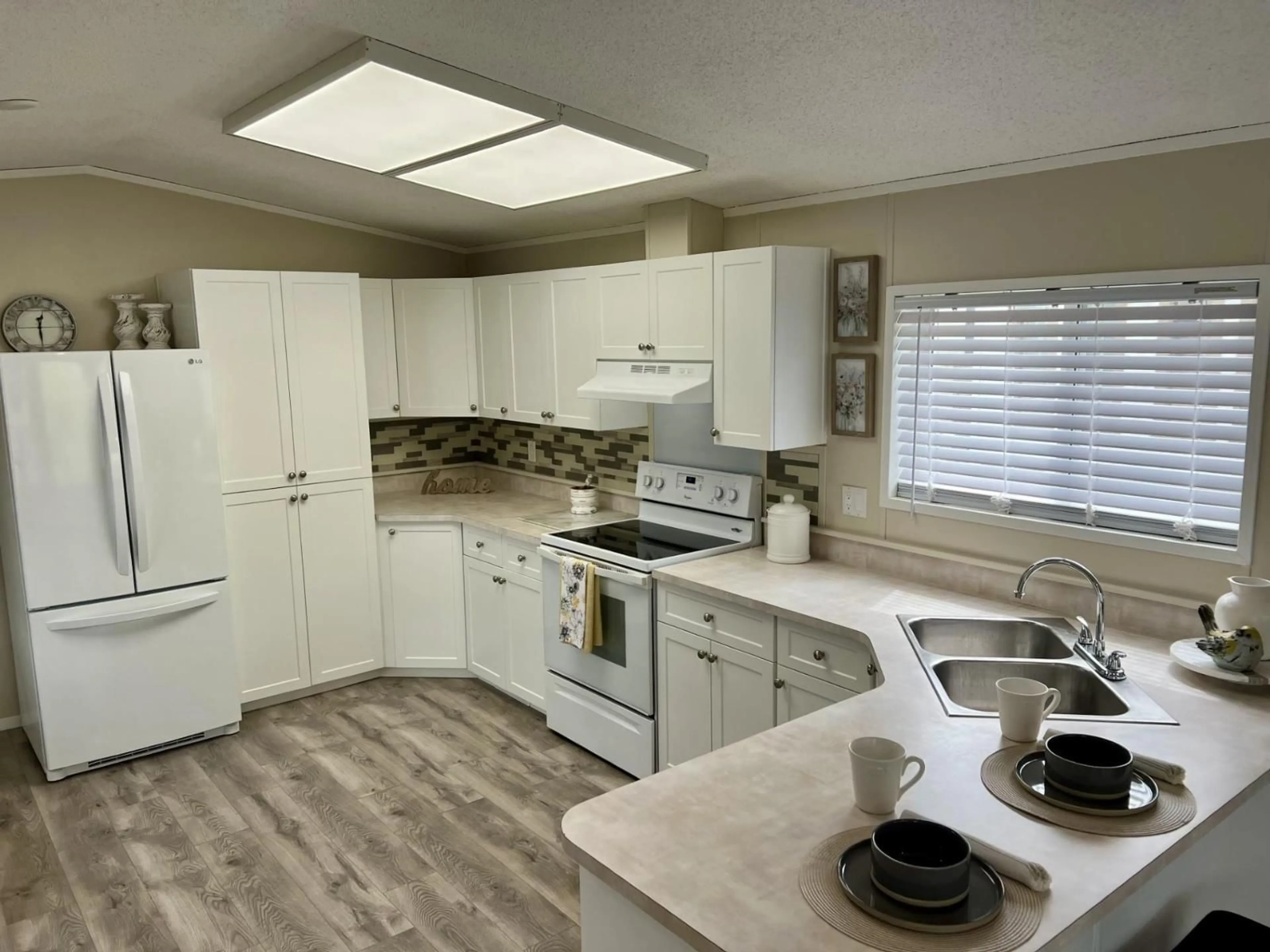 Standard kitchen, ceramic/tile floor for 94 - 3300 HORN STREET, Abbotsford British Columbia V2S7Y6