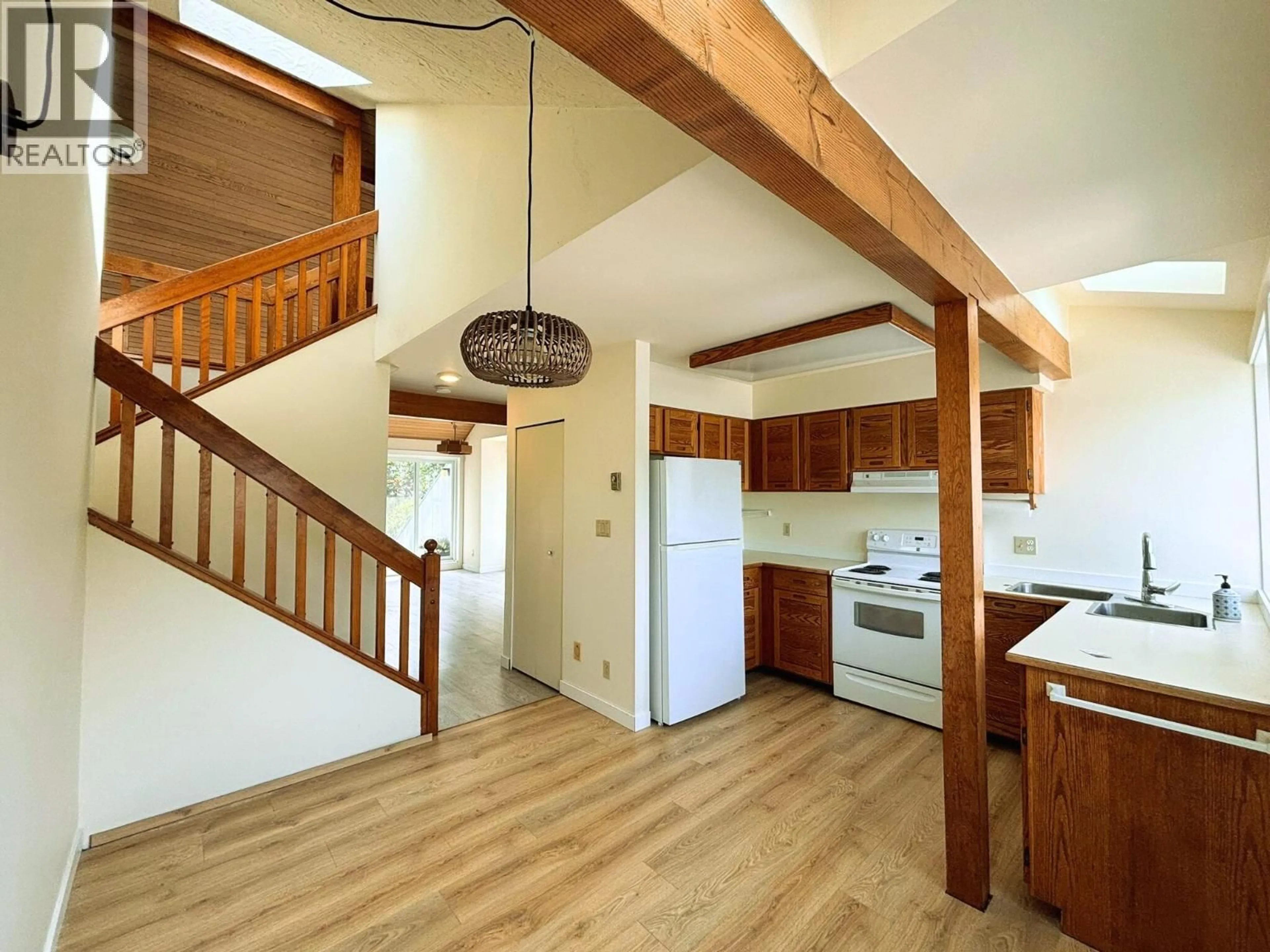 Open concept kitchen, wood/laminate floor for 9 - 5753 WHARF AVENUE, Sechelt British Columbia V7Z0H5