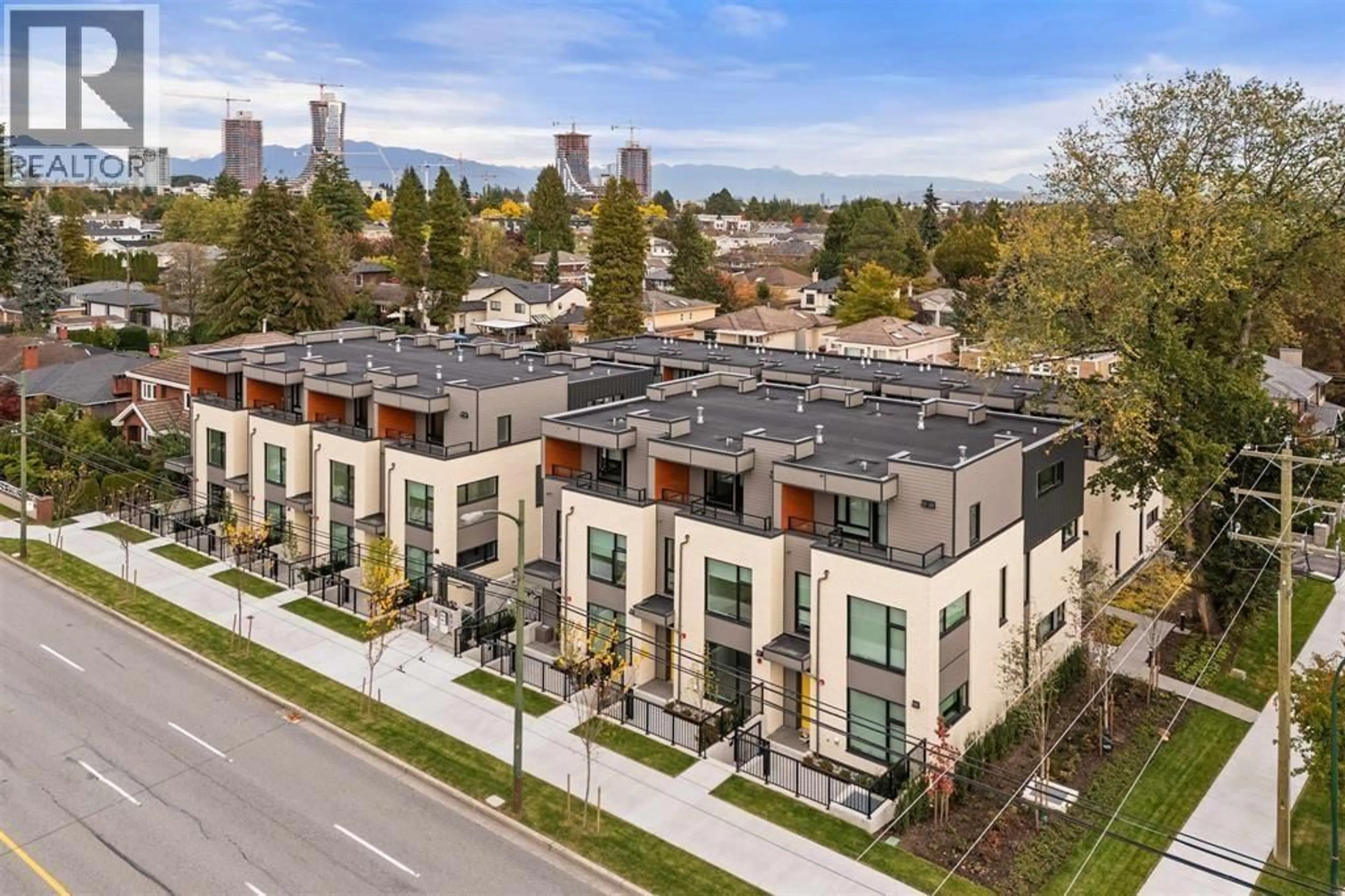 A pic from outside/outdoor area/front of a property/back of a property/a pic from drone, unknown for 3 - 6768 OAK STREET, Vancouver British Columbia V6P0L2