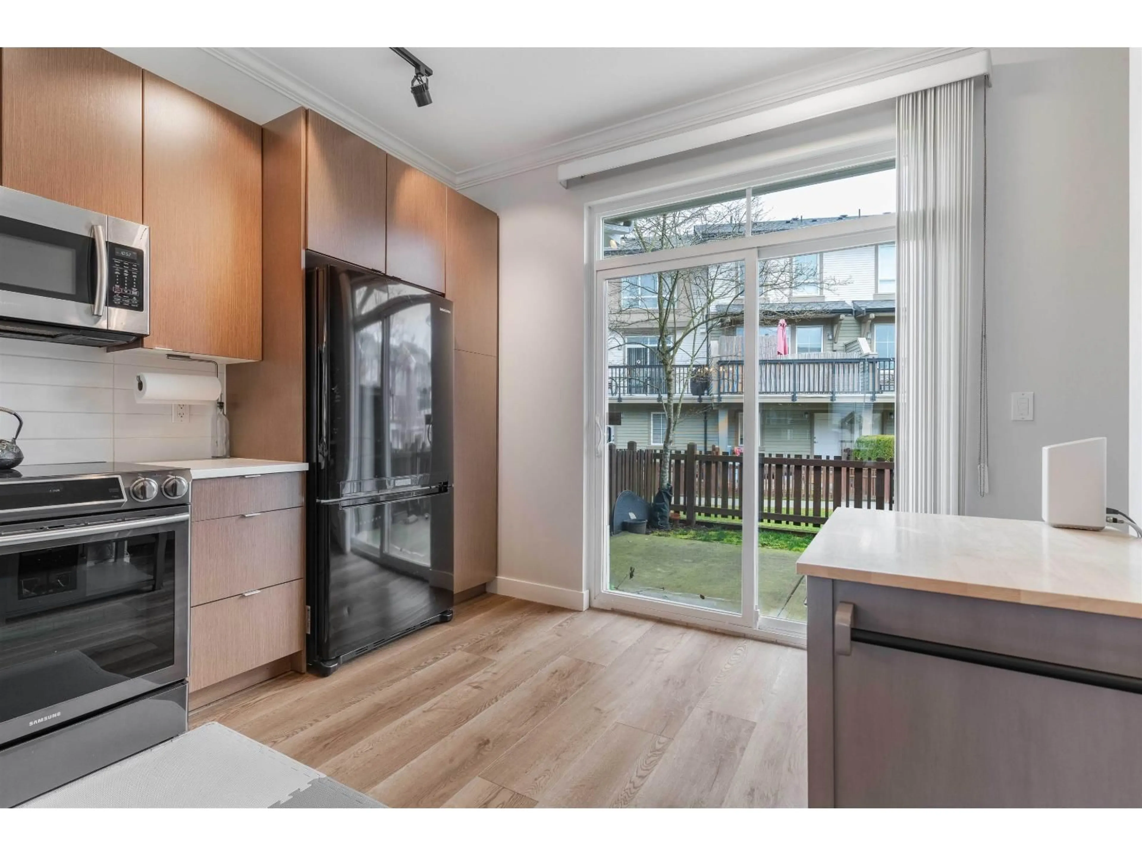 Open concept kitchen, wood/laminate floor for 118 - 19505 68A AVENUE, Surrey British Columbia V4N6K3