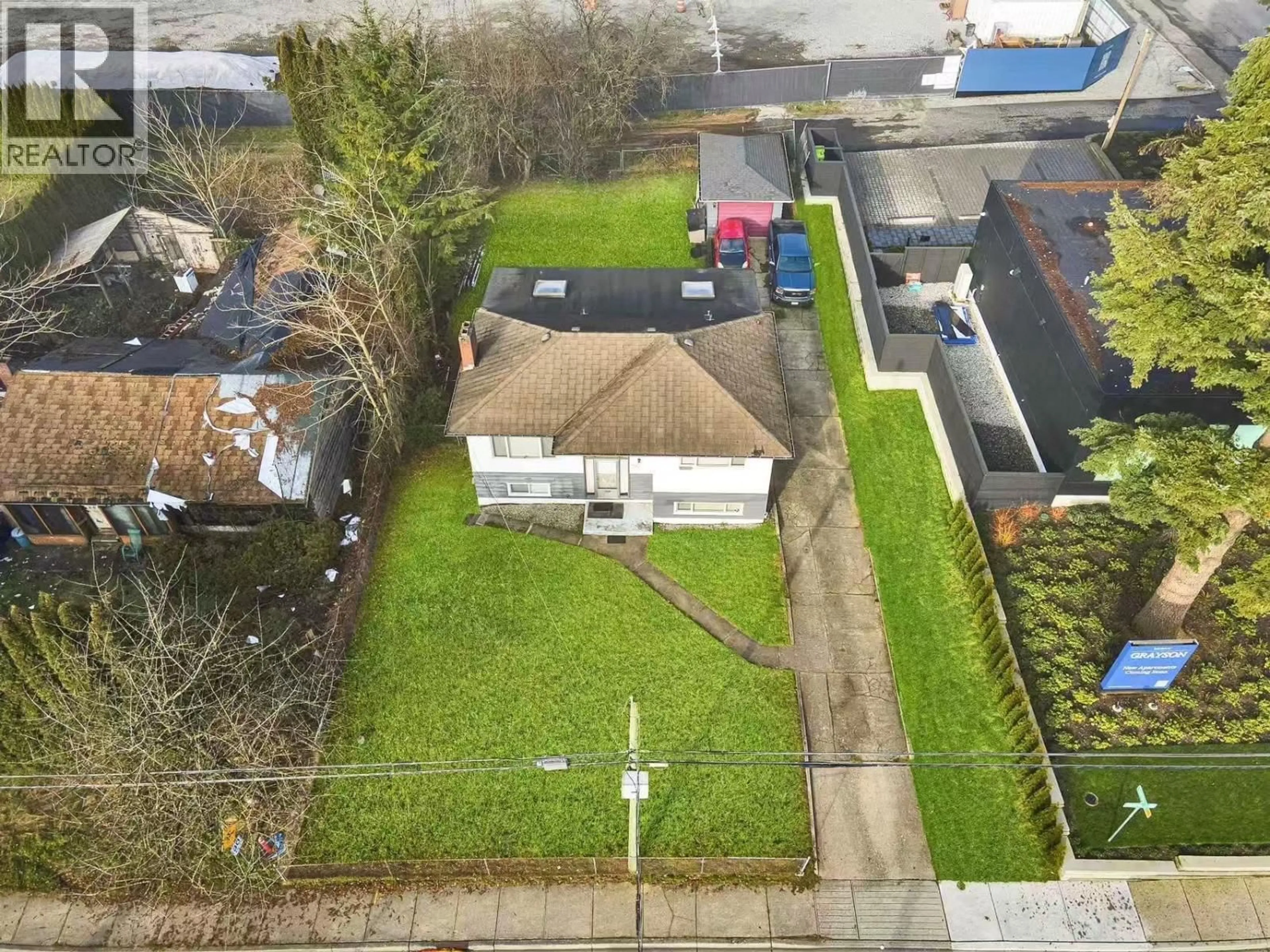 A pic from outside/outdoor area/front of a property/back of a property/a pic from drone, street for 607 ALDERSON AVENUE, Coquitlam British Columbia V3K1T4