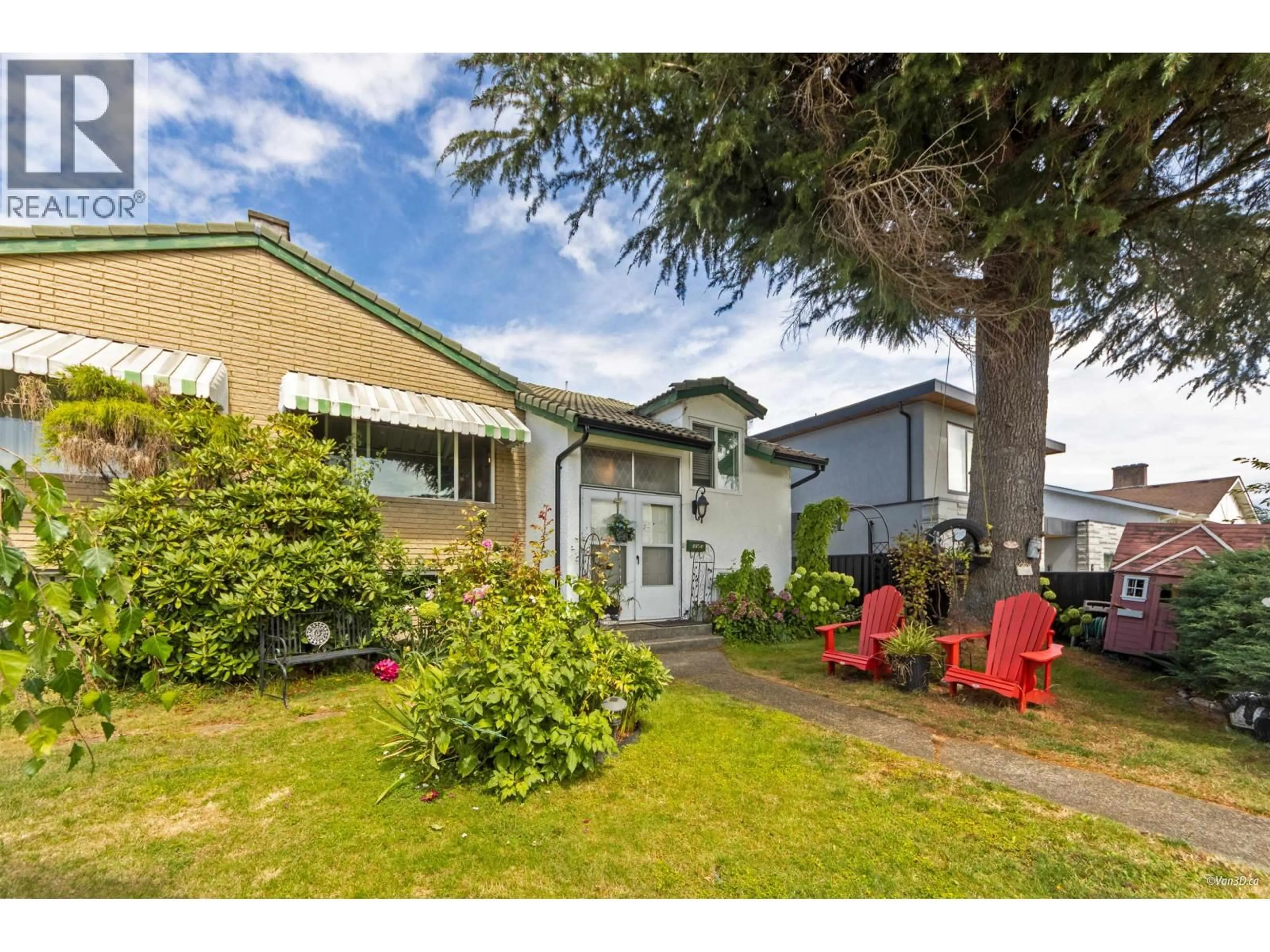 A pic from outside/outdoor area/front of a property/back of a property/a pic from drone, street for 6593 LOCHDALE STREET, Burnaby British Columbia V5B2M7