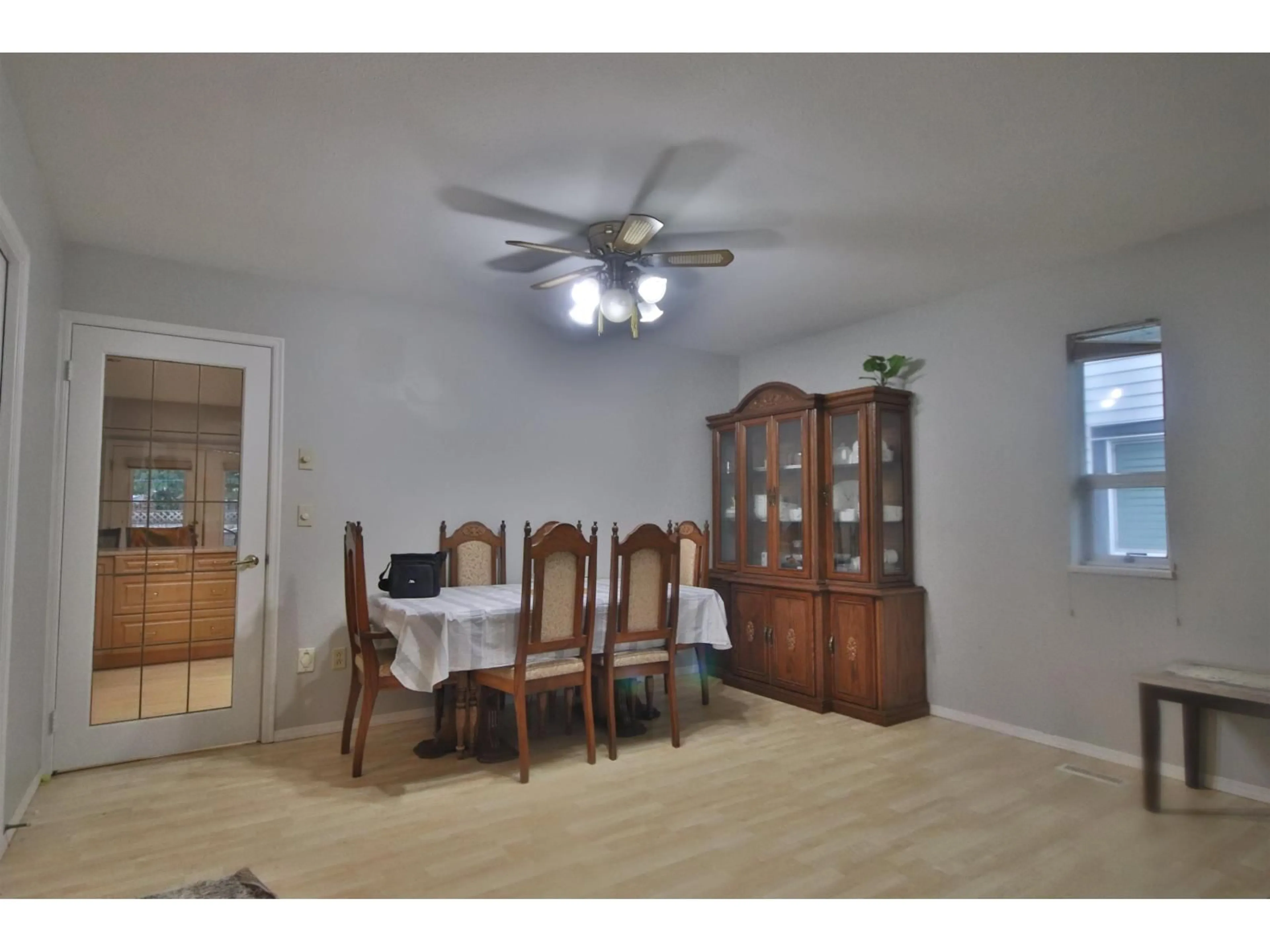 Dining room, wood/laminate floor for 15474 92A AVENUE, Surrey British Columbia V3R9B1