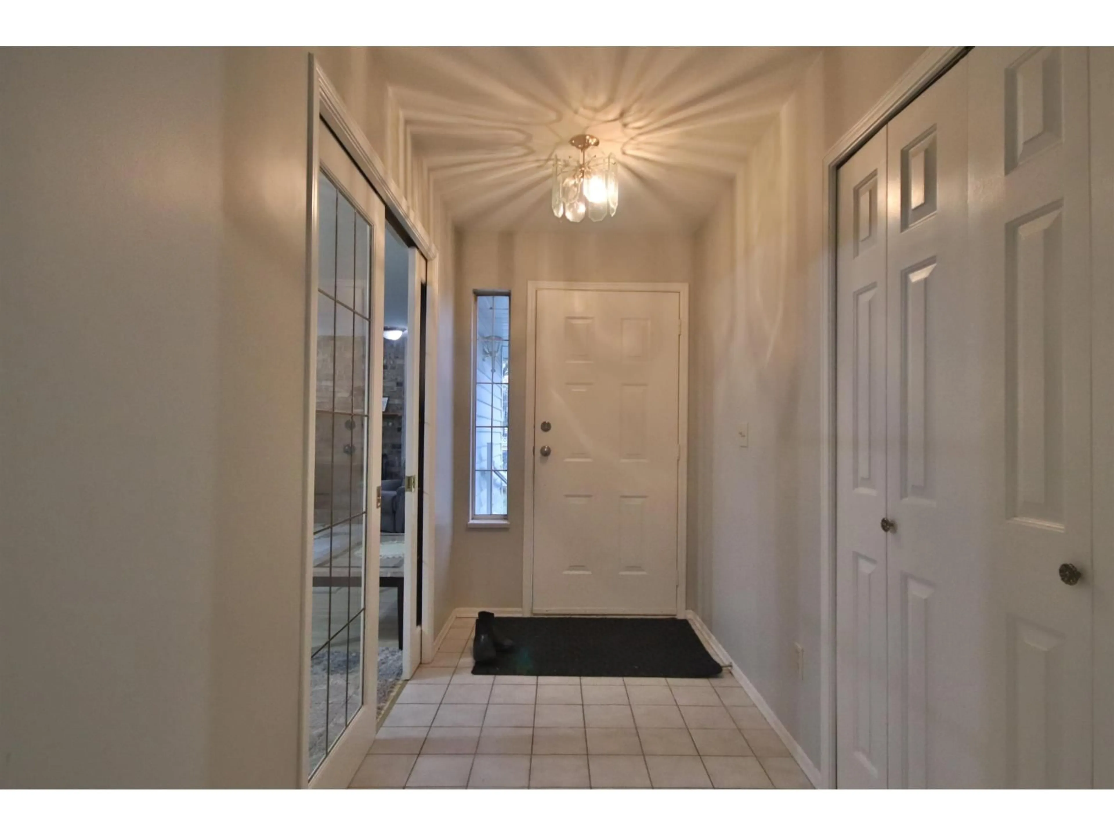 Indoor entryway for 15474 92A AVENUE, Surrey British Columbia V3R9B1