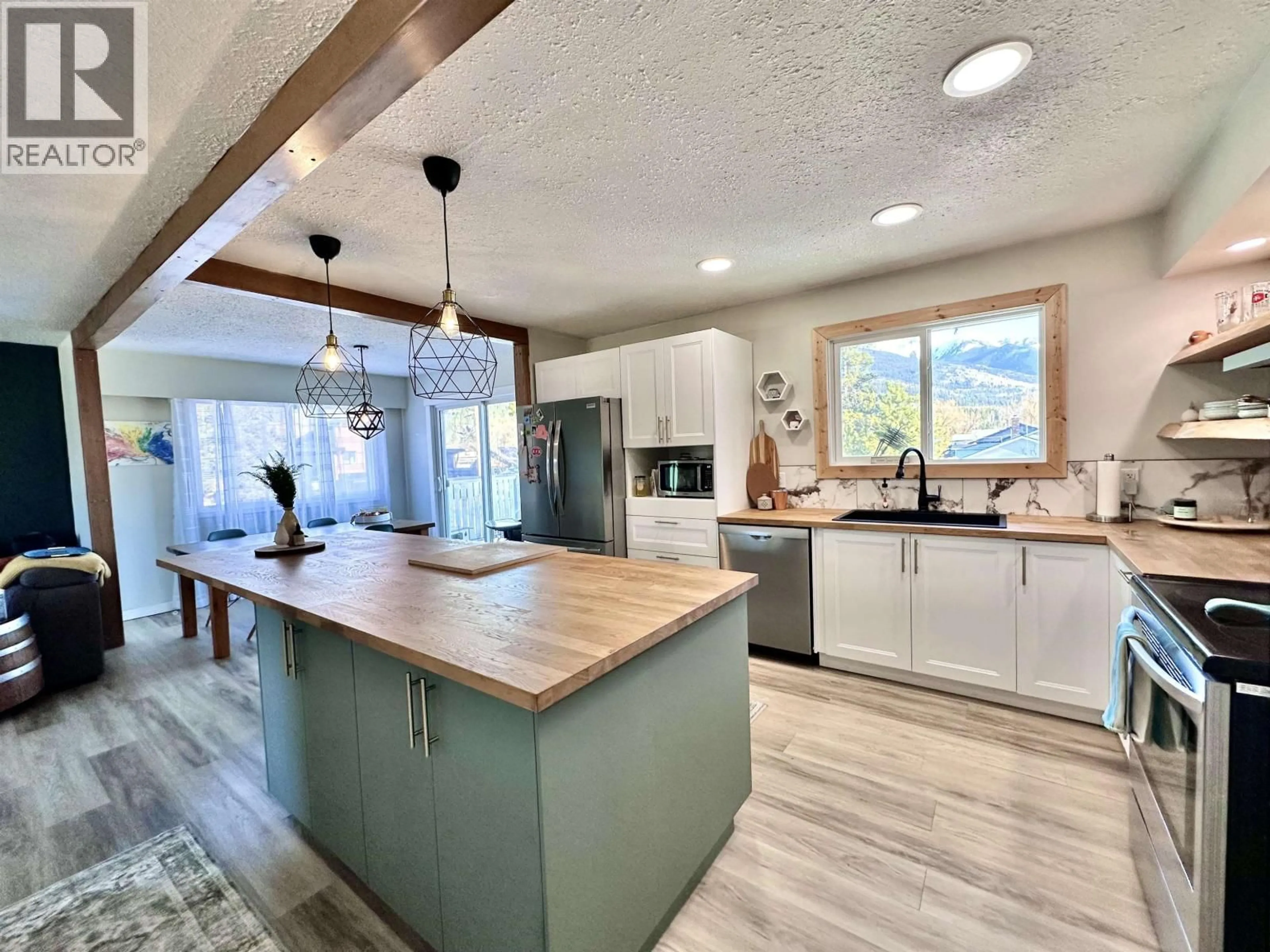 Open concept kitchen, unknown for 1272 4TH AVENUE, Valemount British Columbia V0E2Z0