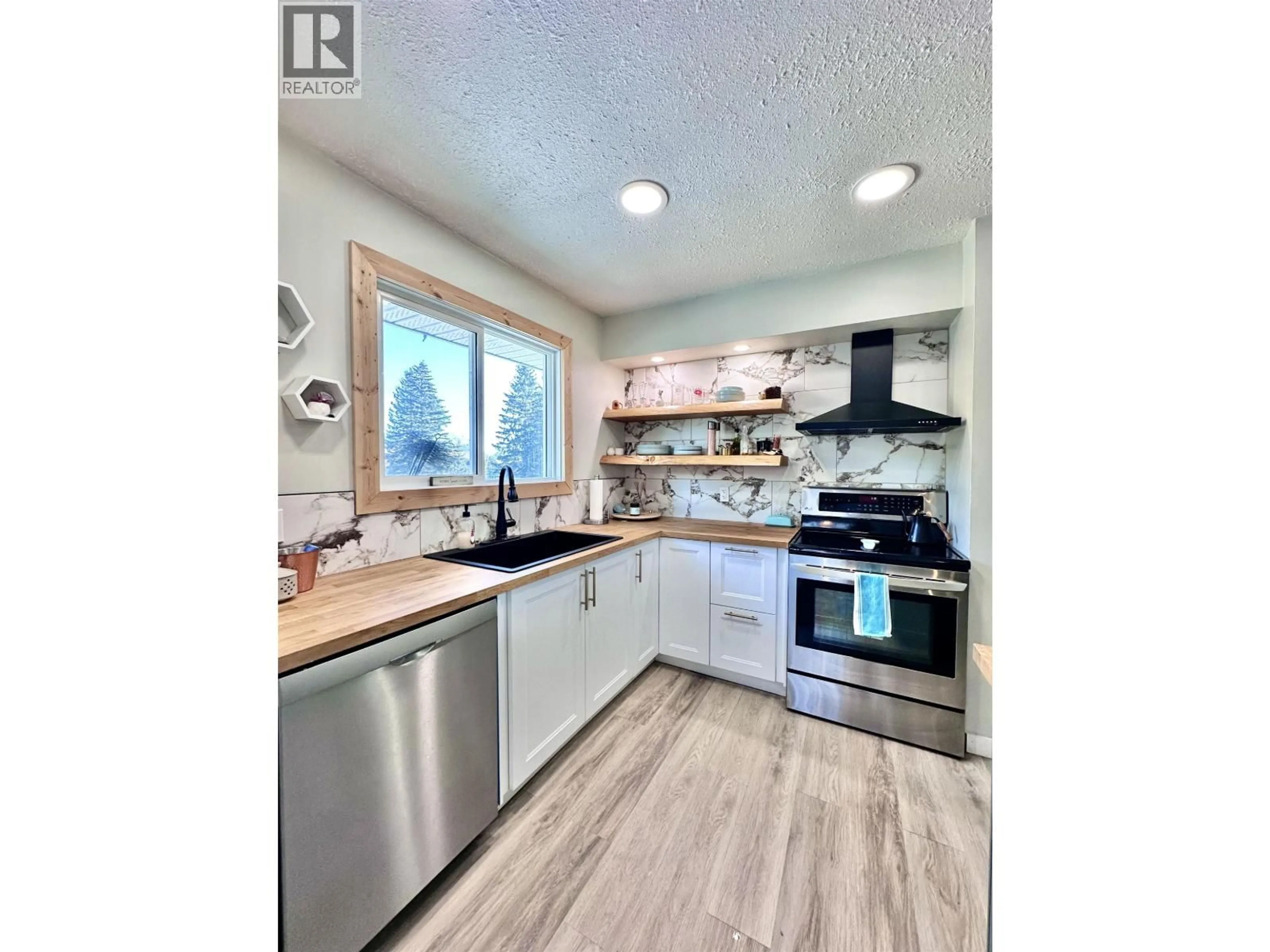 Open concept kitchen, unknown for 1272 4TH AVENUE, Valemount British Columbia V0E2Z0
