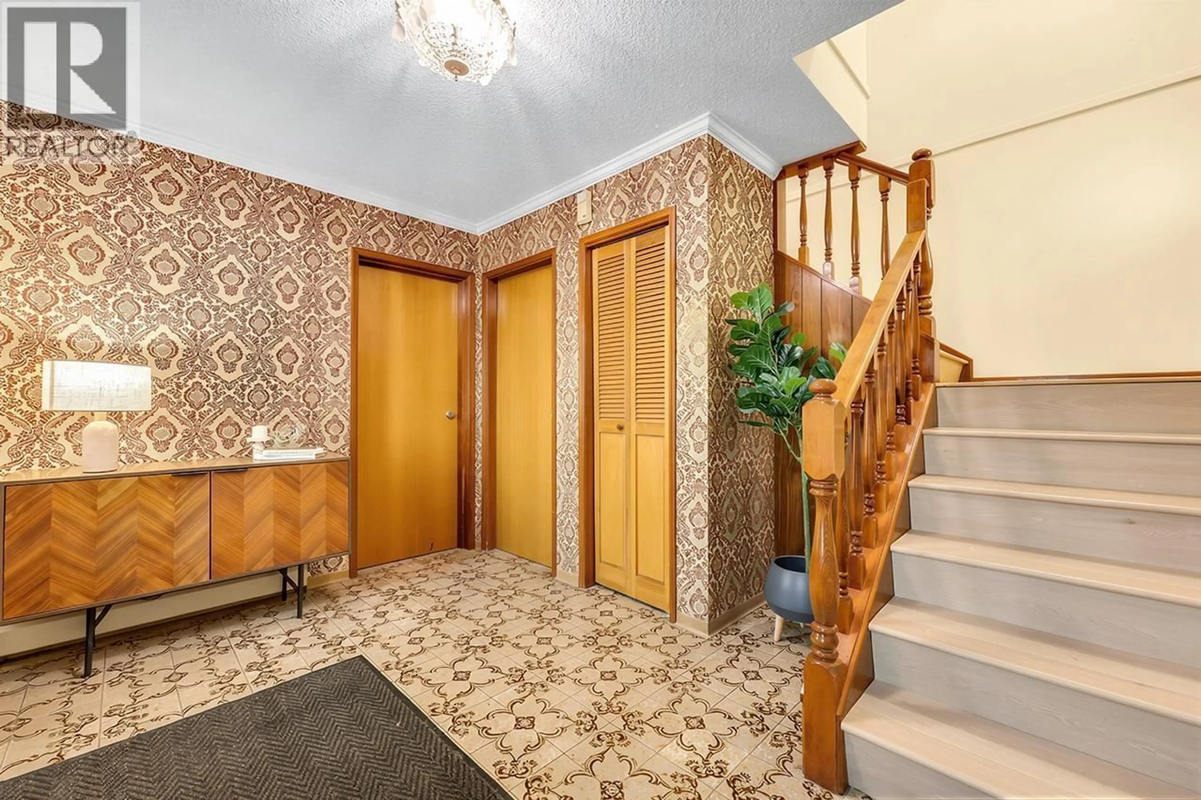 Indoor foyer for 4710 UNION STREET, Burnaby British Columbia V5C2Y4