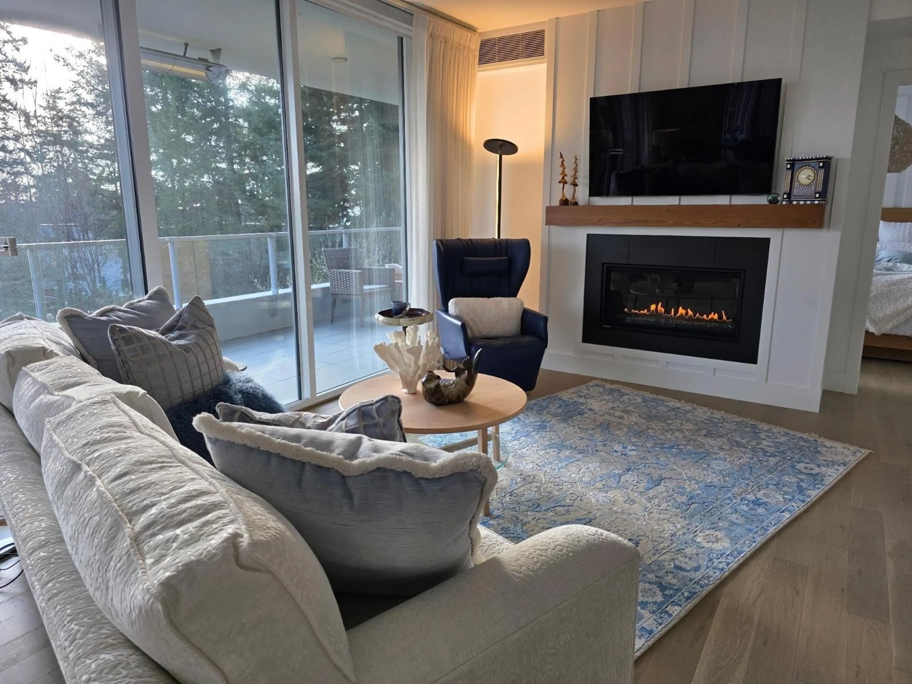 Living room with furniture, unknown for 204 - 1501 VIDAL STREET, White Rock British Columbia V4B0B5