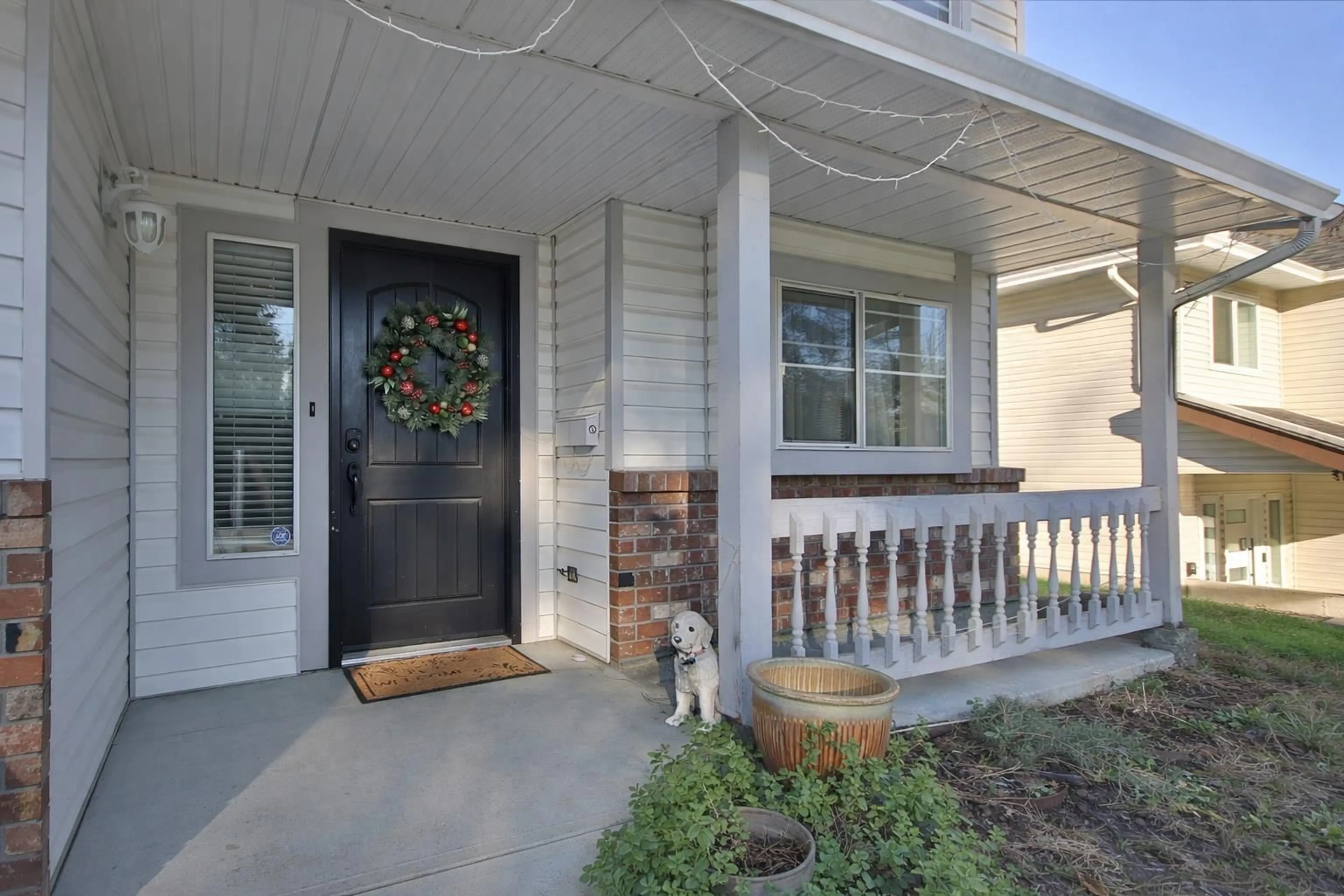 Indoor entryway for 15971 101A AVENUE, Surrey British Columbia V4N2N6