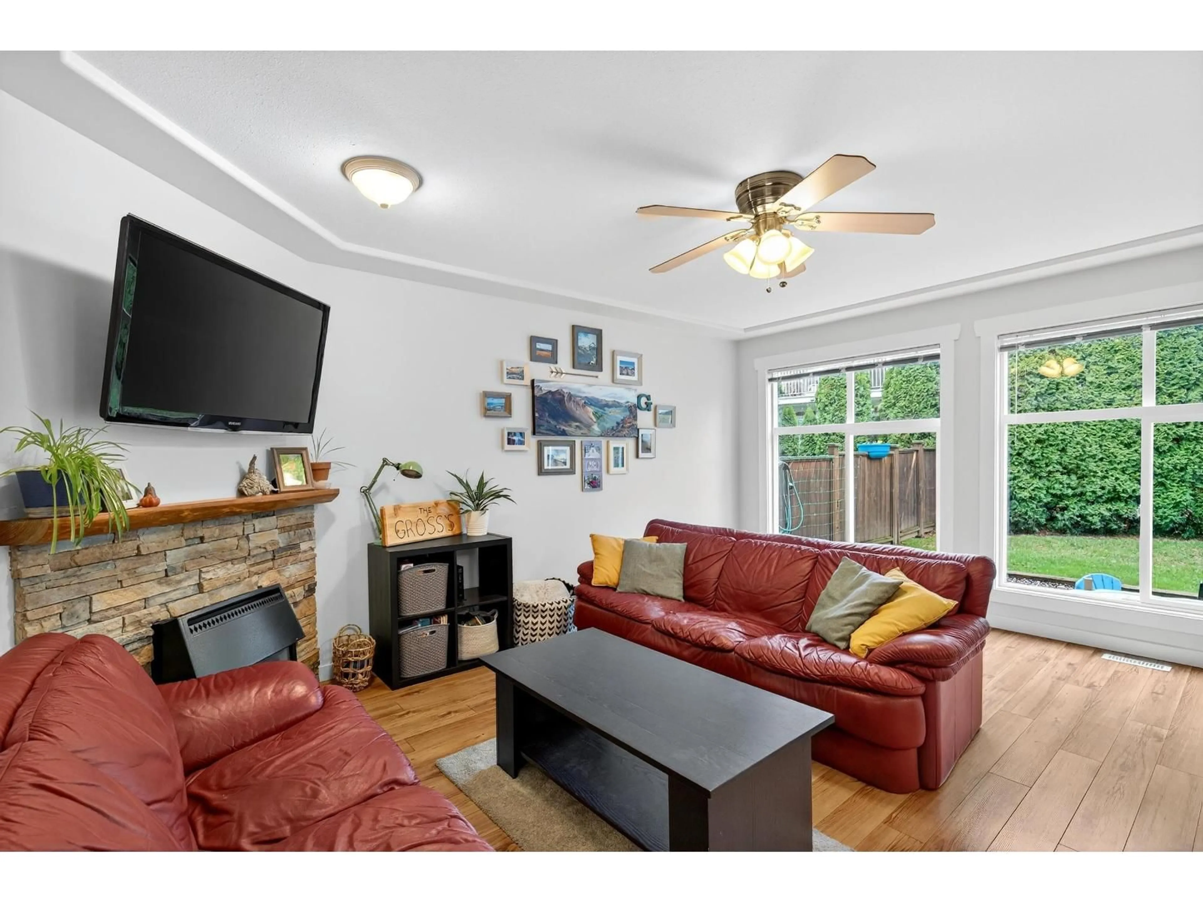 Living room with furniture, wood/laminate floor for 132 - 6450 VEDDER ROAD, Chilliwack British Columbia V2R5N7