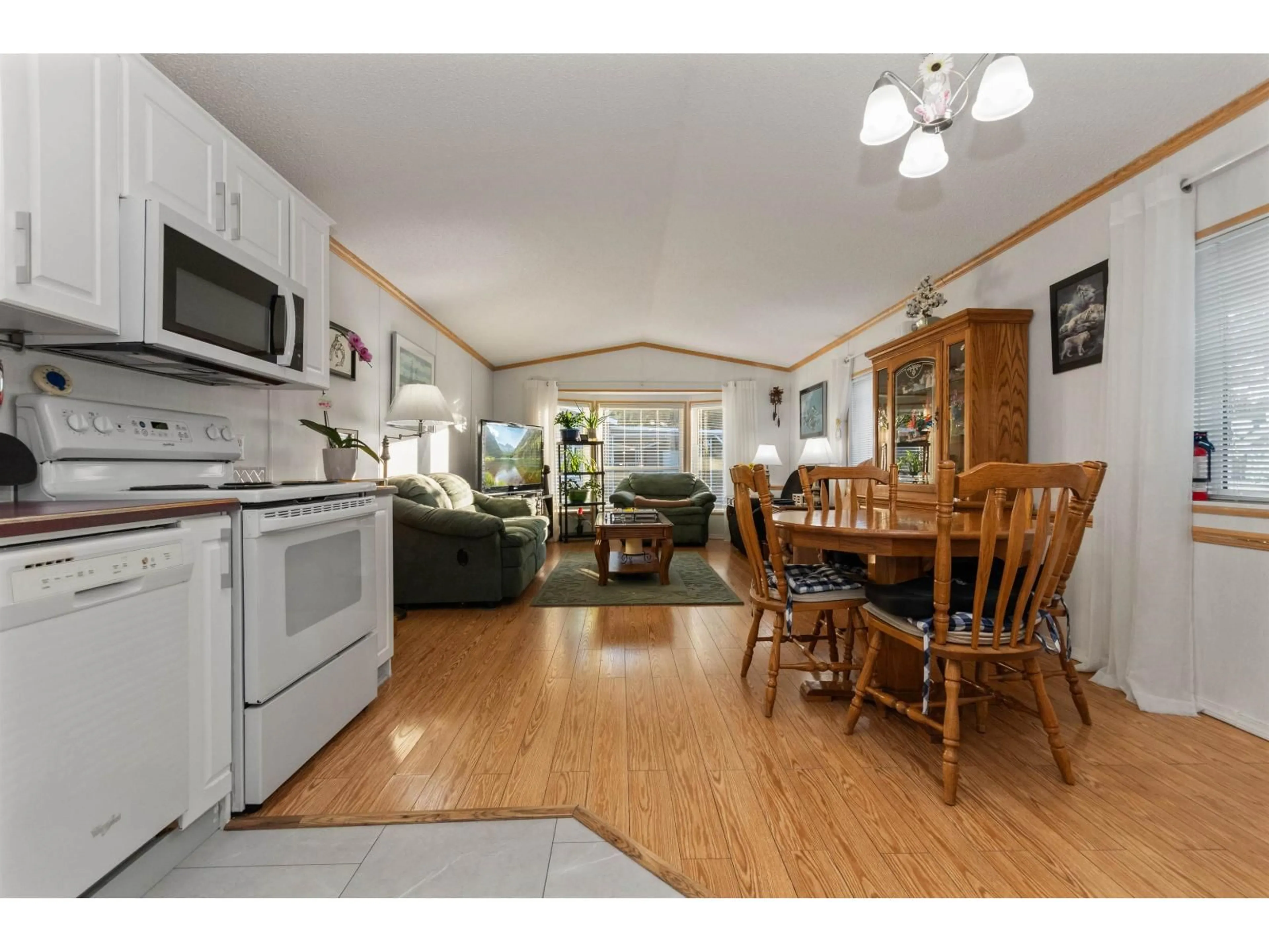 Open concept kitchen, wood/laminate floor for 3 - 6338 VEDDER ROAD, Chilliwack British Columbia V2R1C6