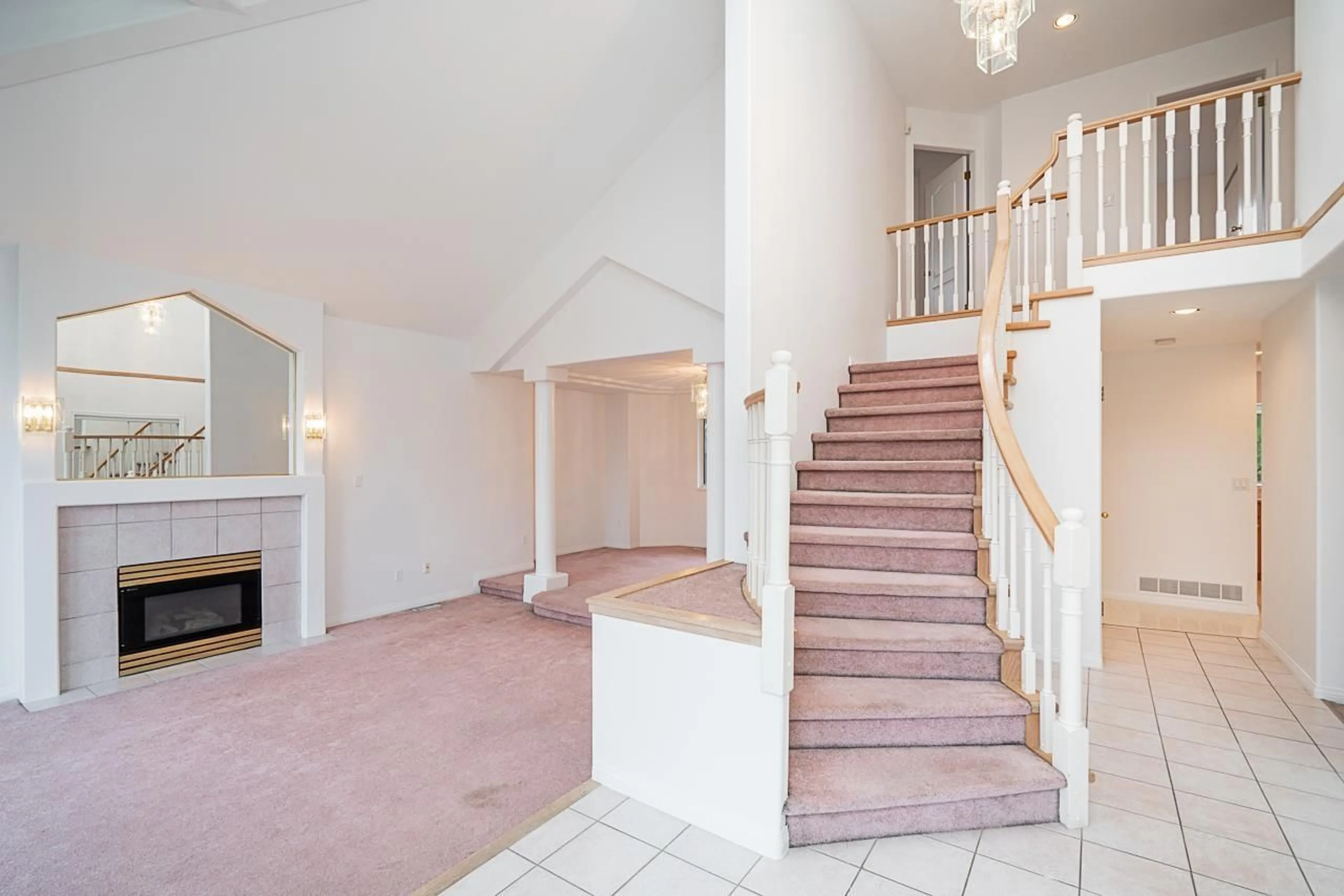 Indoor foyer for 17072 103 AVENUE, Surrey British Columbia V4N3K9