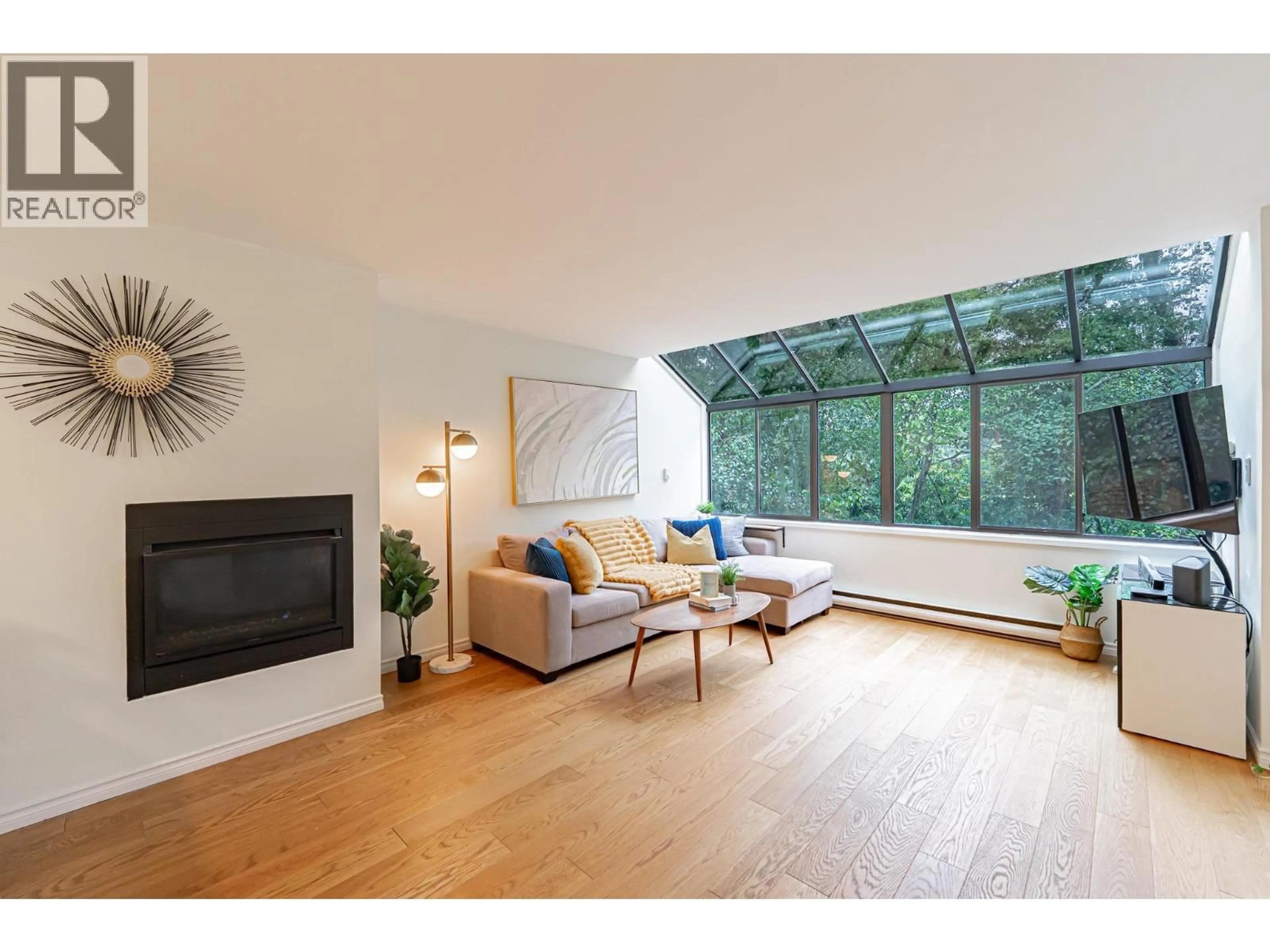 Living room with furniture, wood/laminate floor for 5 - 1786 ESQUIMALT AVENUE, West Vancouver British Columbia V7V1R8