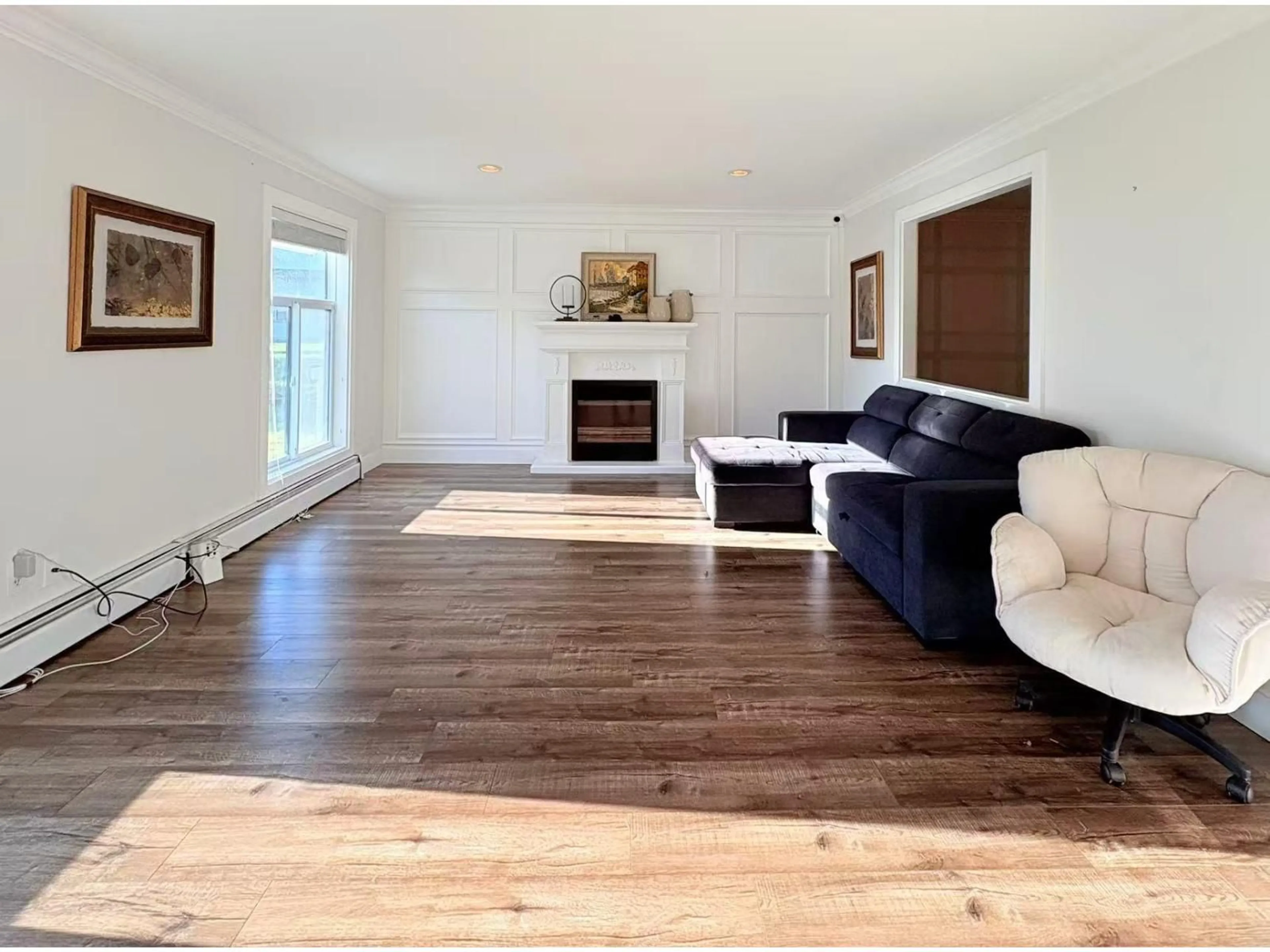 Living room with furniture, wood/laminate floor for 15555 38A AVENUE, Surrey British Columbia V3Z0G7