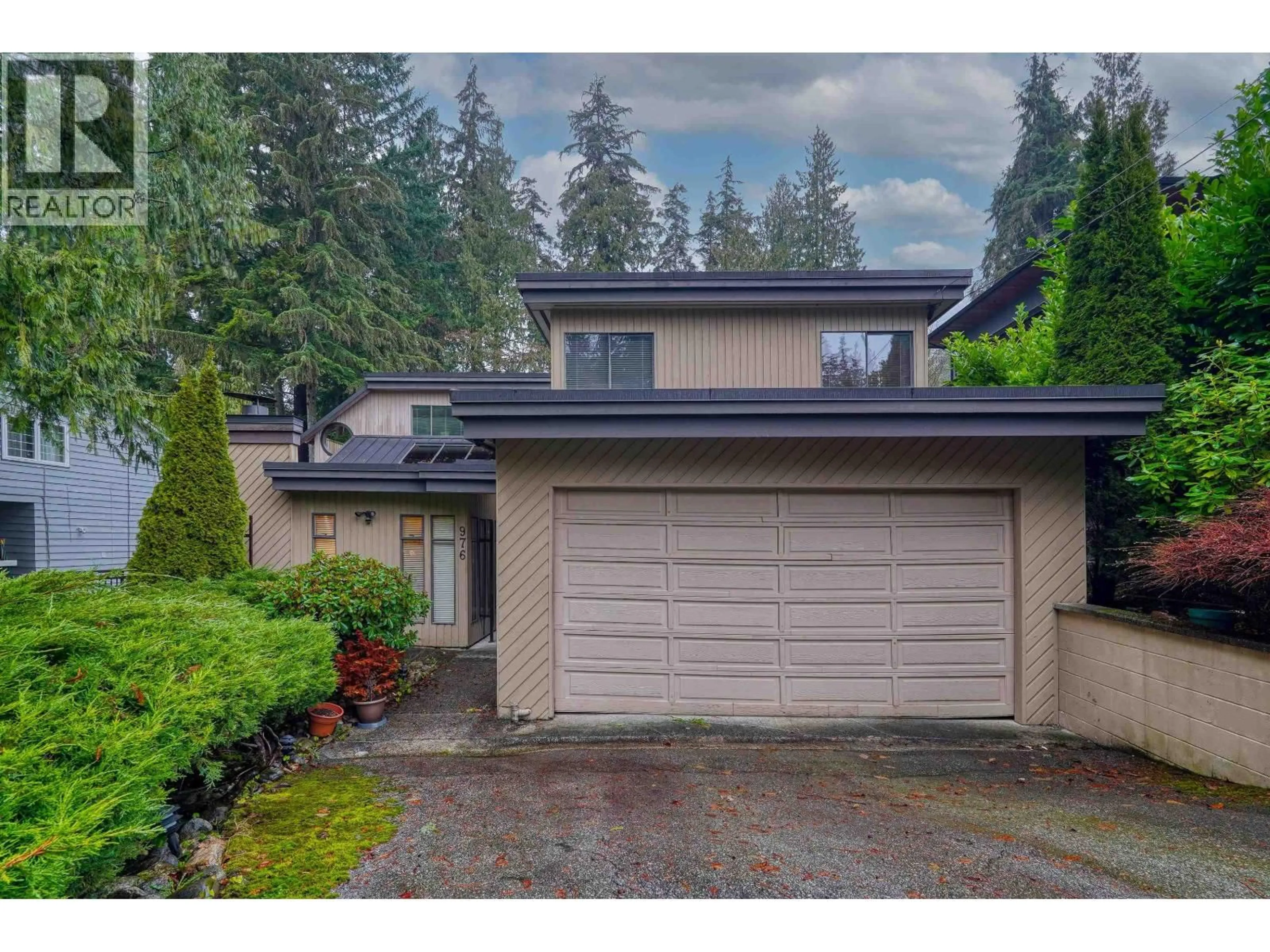 A pic from outside/outdoor area/front of a property/back of a property/a pic from drone, street for 976 PROSPECT AVENUE, North Vancouver British Columbia V7R2M4